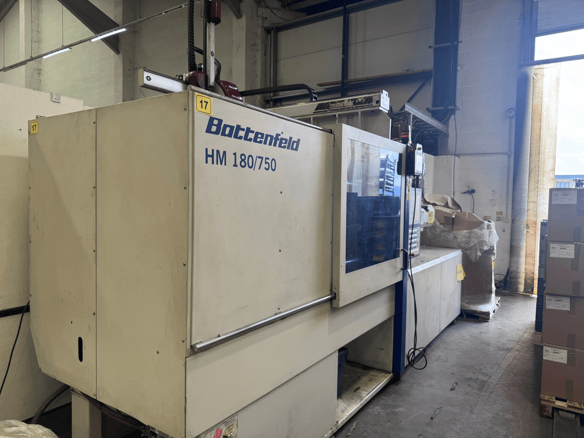 Hidraulički stroj za brizganje plastike Battenfeld HM150750, pogled sprijeda, s prikazom upravljačke ploče i okolnog sustava.
