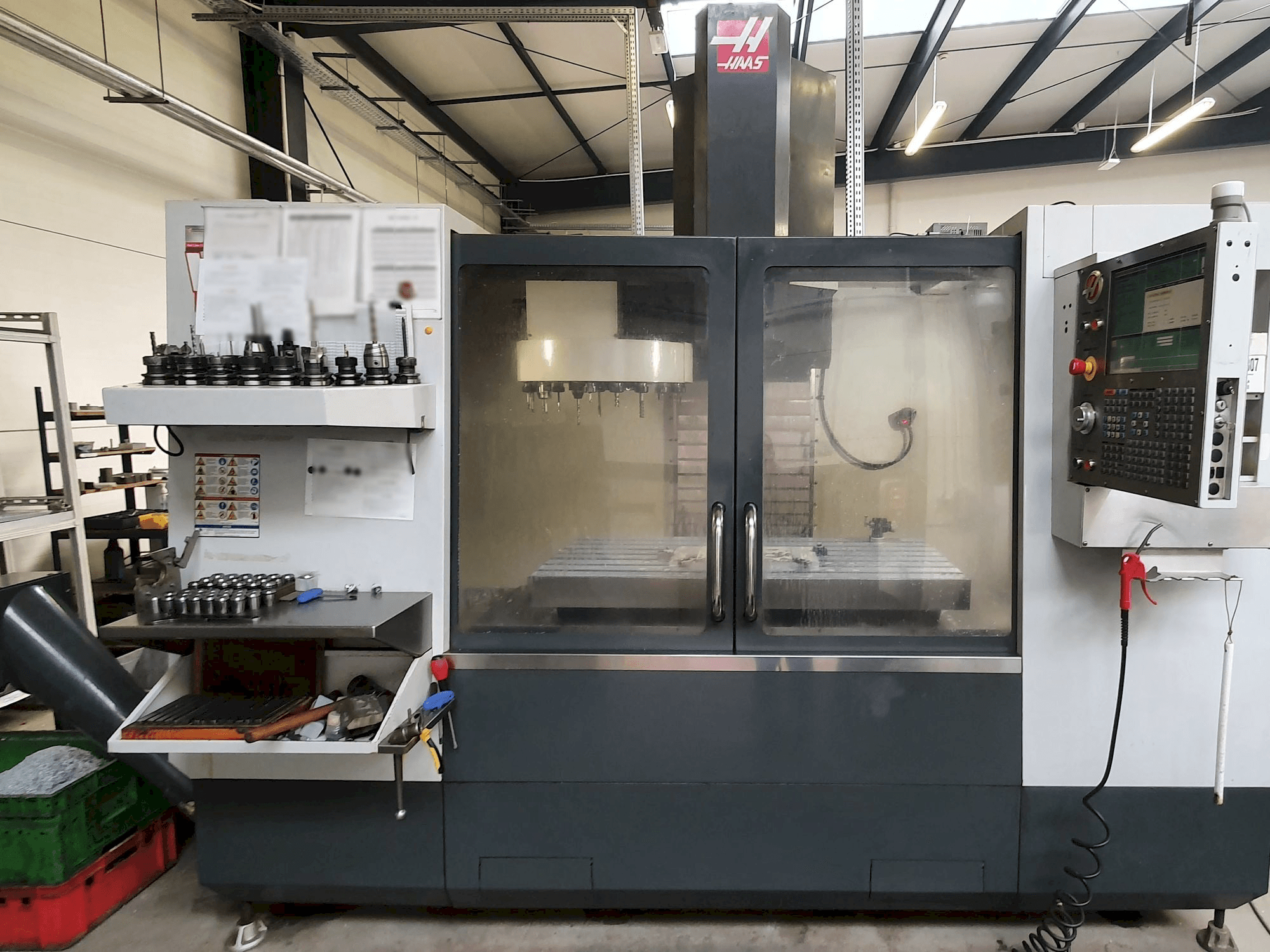 Prikaz stroja HAAS VF-3YT sprijeda