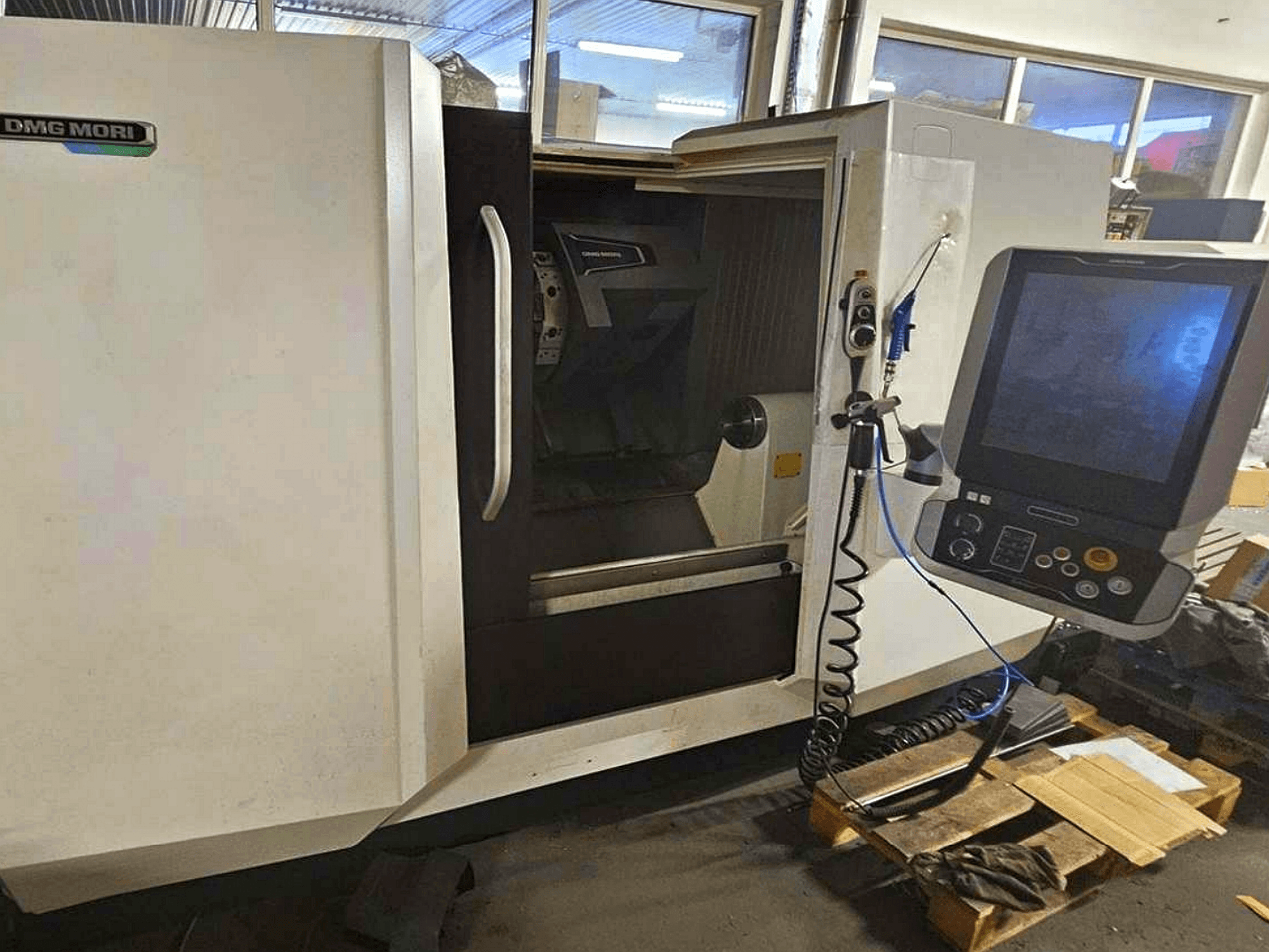 Horizontalni tokarski stroj DMG MORI CLX 450 V4, prednji pogled s upravljačkom pločom, prikazuje radni prostor i dizajn kućišta.