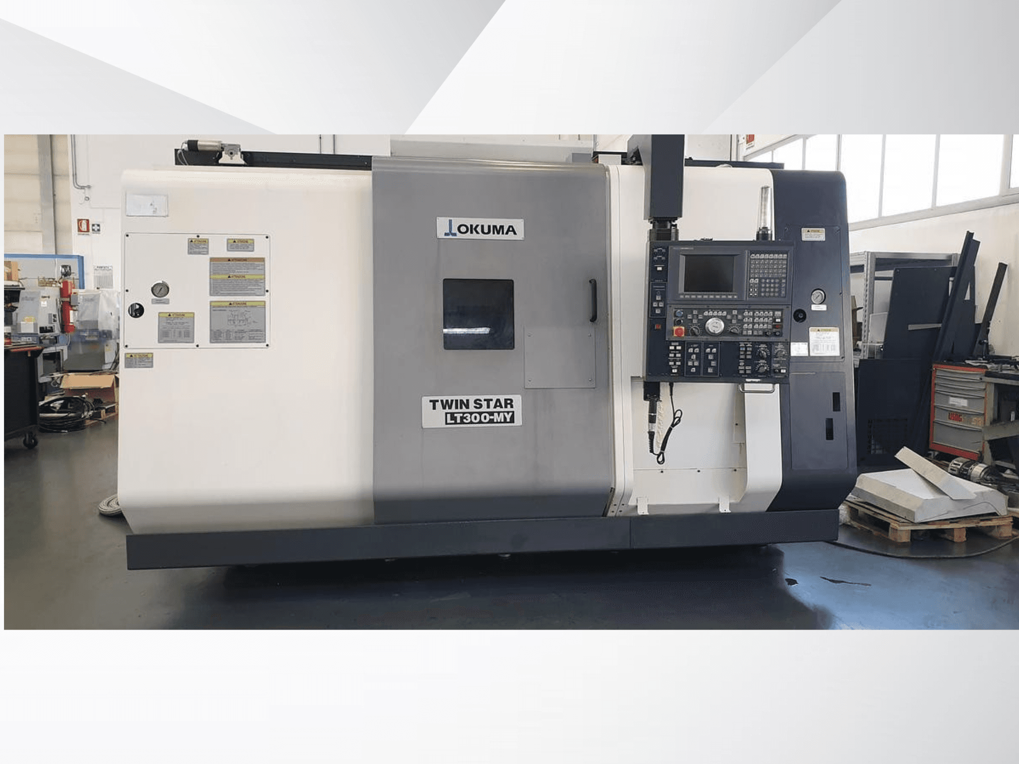 Okuma Twin Star LT300-MY CNC tokarski stroj, prednji pogled s vidljivom upravljačkom pločom i operativnim oznakama.