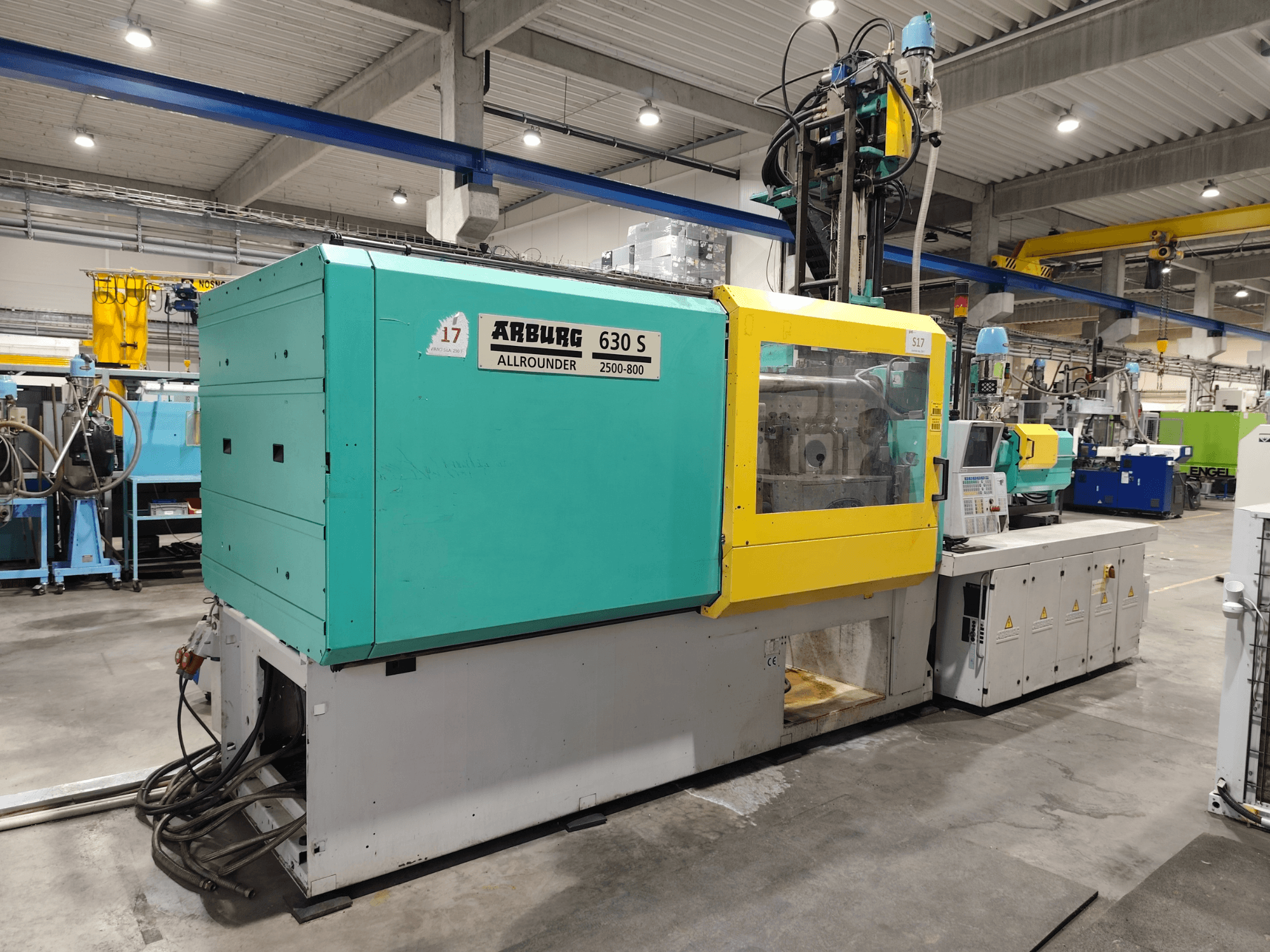 Arburg Allrounder 630S-2500-800/350 hidraulični stroj za brizganje plastike, bočni pogled, s vidljivim šarenim vanjskim dijelom i upravljačkom pločom.