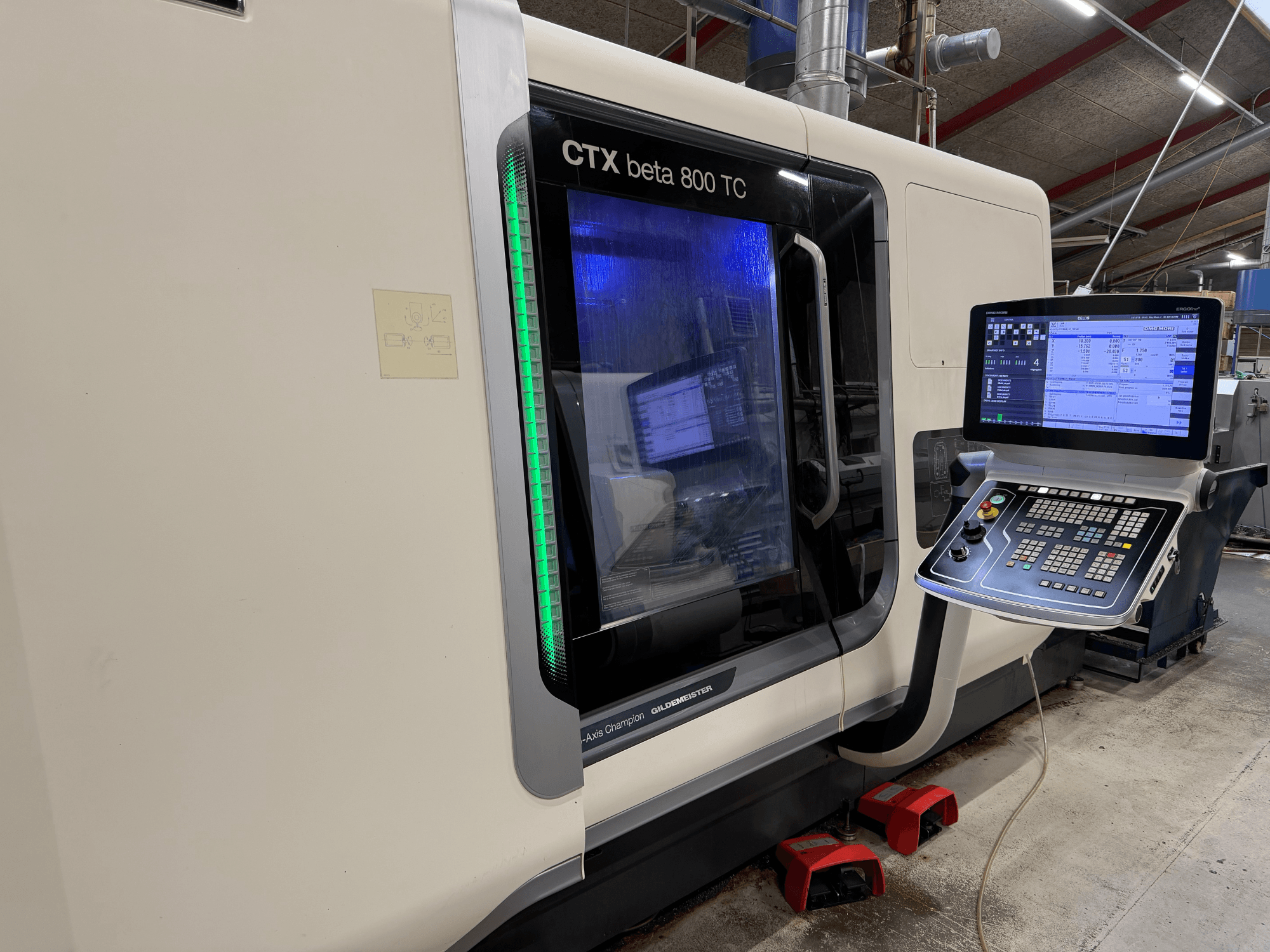 CTX beta 800 TC CNC stroj u bočnom pogledu, s digitalnom upravljačkom pločom i osvijetljenim zelenim sigurnosnim indikatorom.