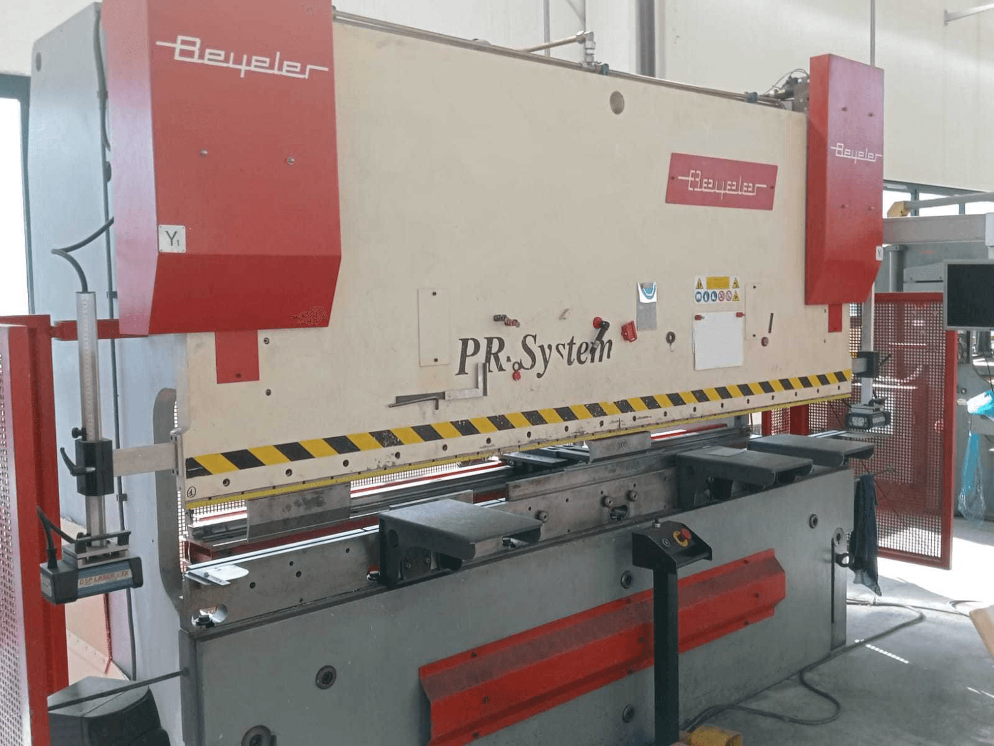 Prikaz lijeve strane stroja BEYELER PR6 1500 KN X 3000 MM