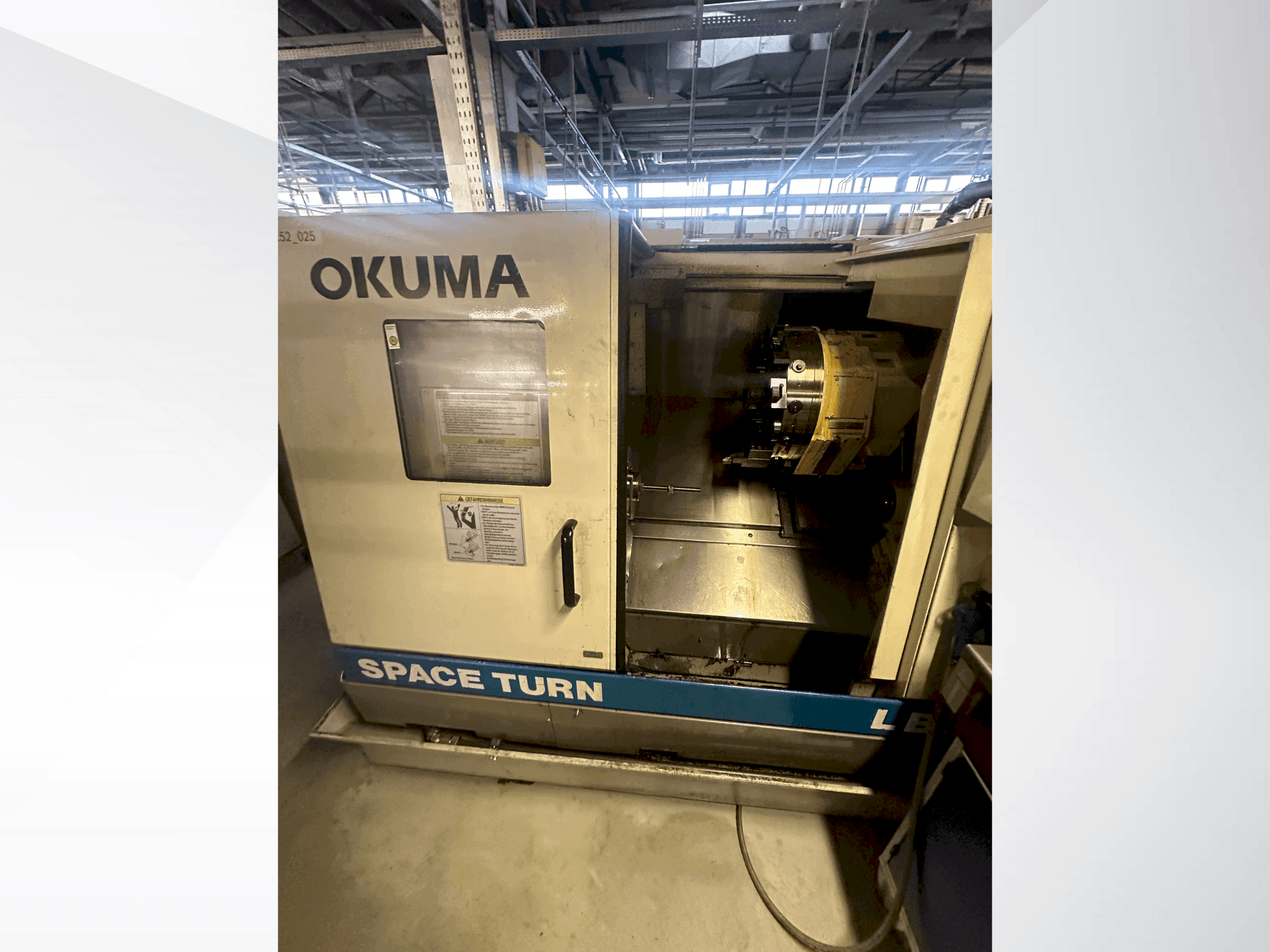 Prikaz stroja Okuma LB 300 sprijeda