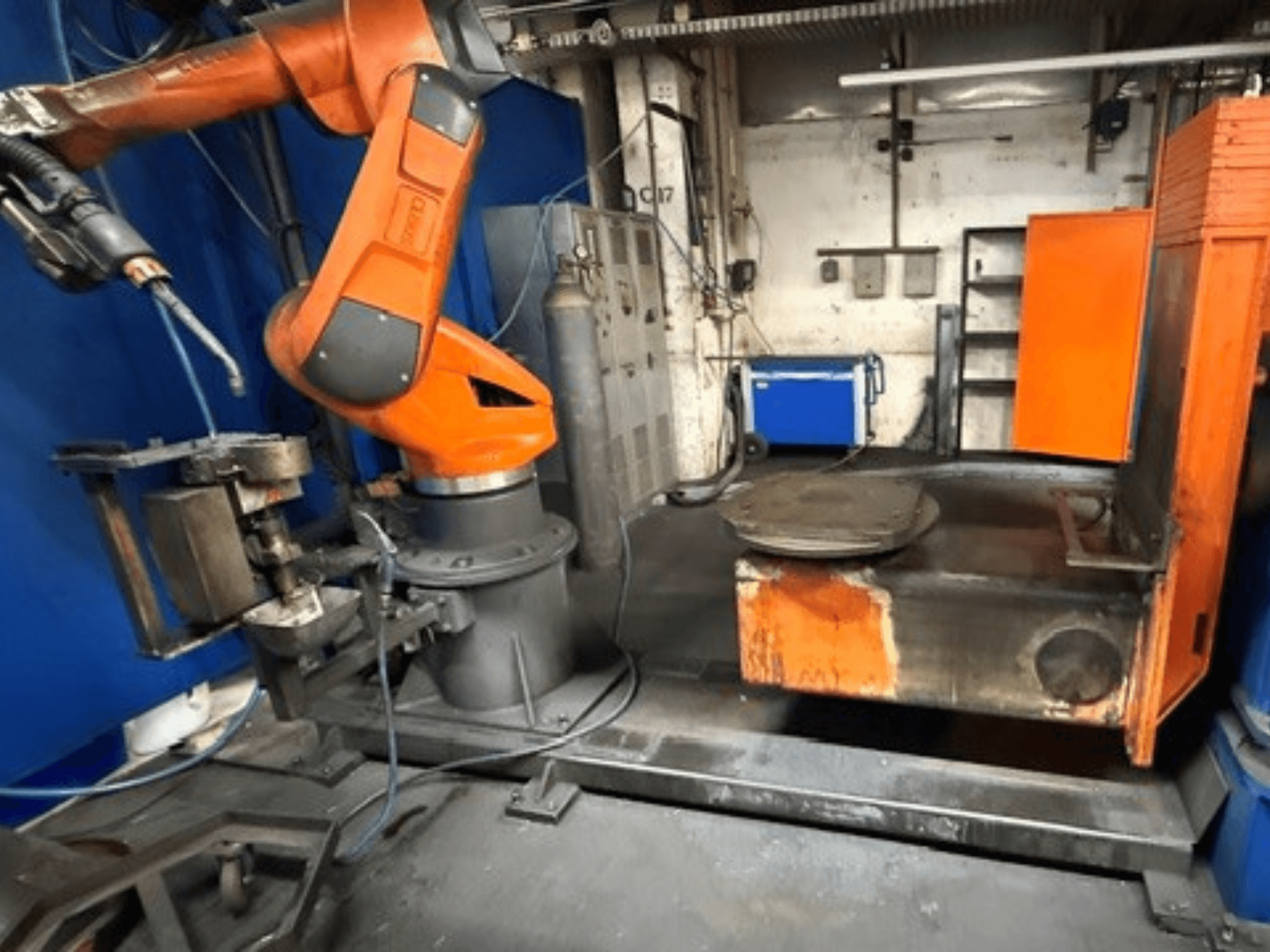 Robot za zavarivanje CLOOS C50 u prednjem pogledu, s narančastom robotskom rukom i metalnim radnim stolom.