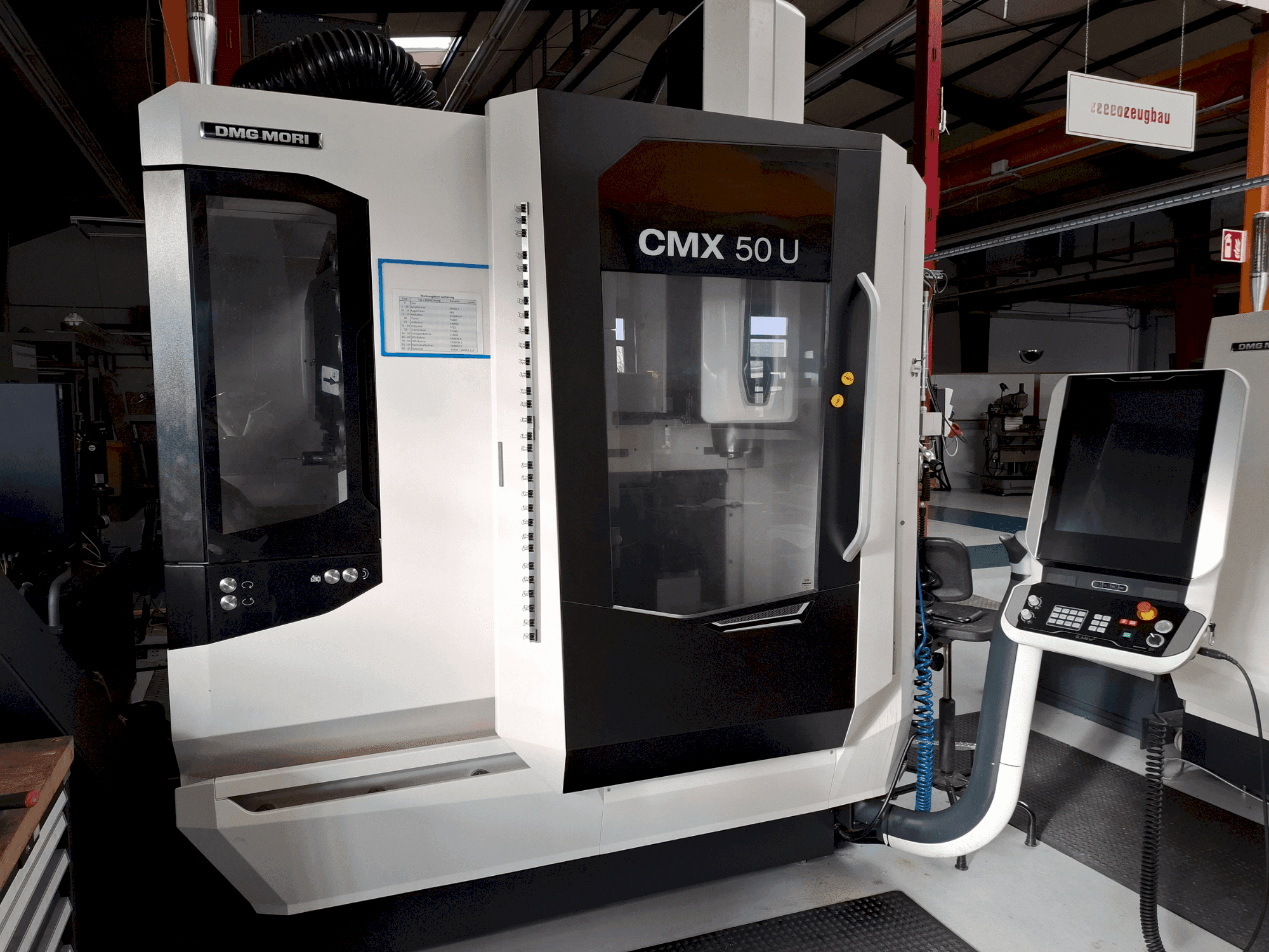 Prikaz stroja DMG MORI CMX 50U sprijeda