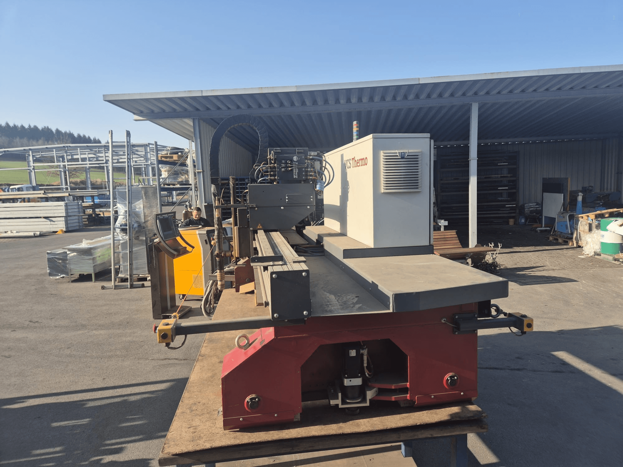 Prednji pogled na VOORTMAN VACAM VCS Thermo stroj za plazma rezanje na radnoj površini, s prikazom upravljačke ploče i područja rezanja.