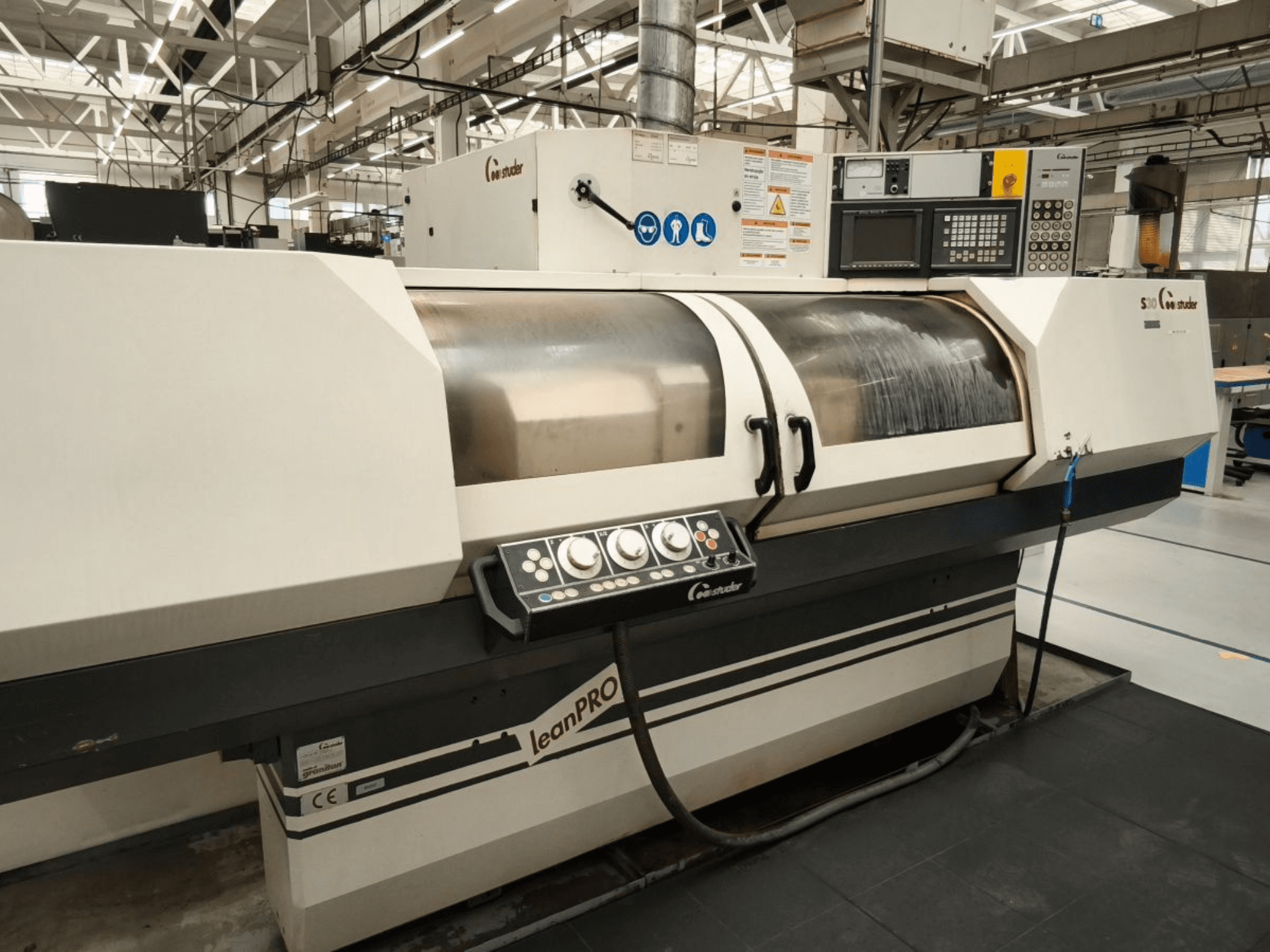 STUDER S30 LEAN PRO cilindrična brusilica, bočni pogled, s prikazom upravljačke ploče i poklopca brusne ploče u industrijskom okruženju.