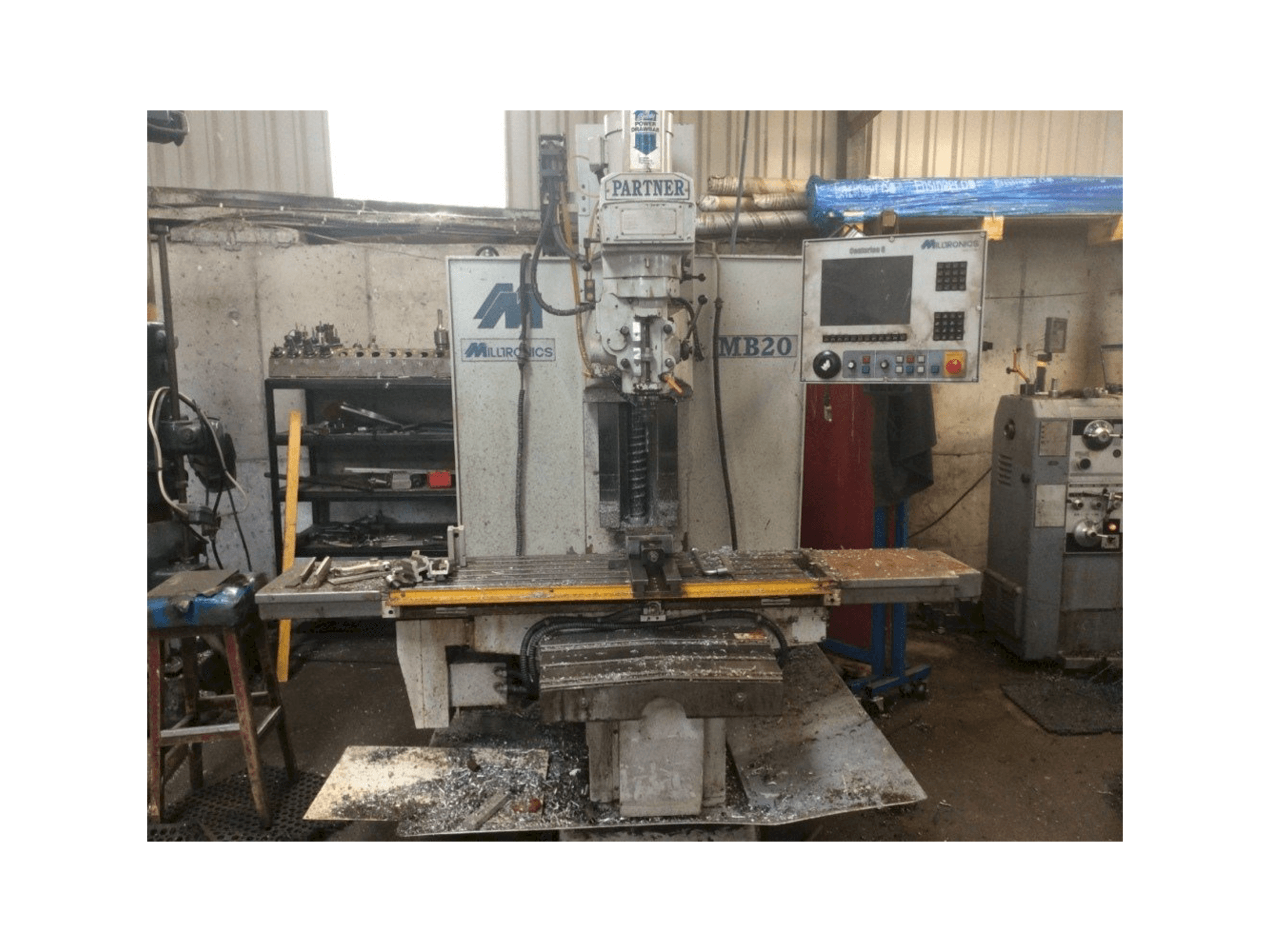 Prikaz stroja MILLTRONICS MB20 sprijeda