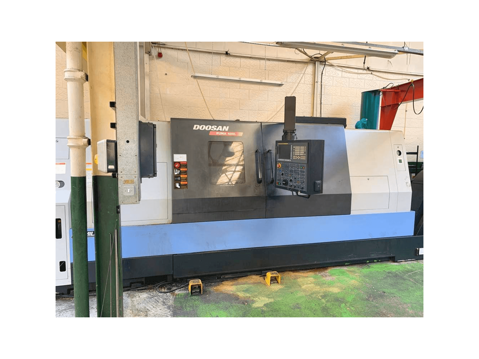 Prikaz stroja Doosan Puma 400LB sprijeda