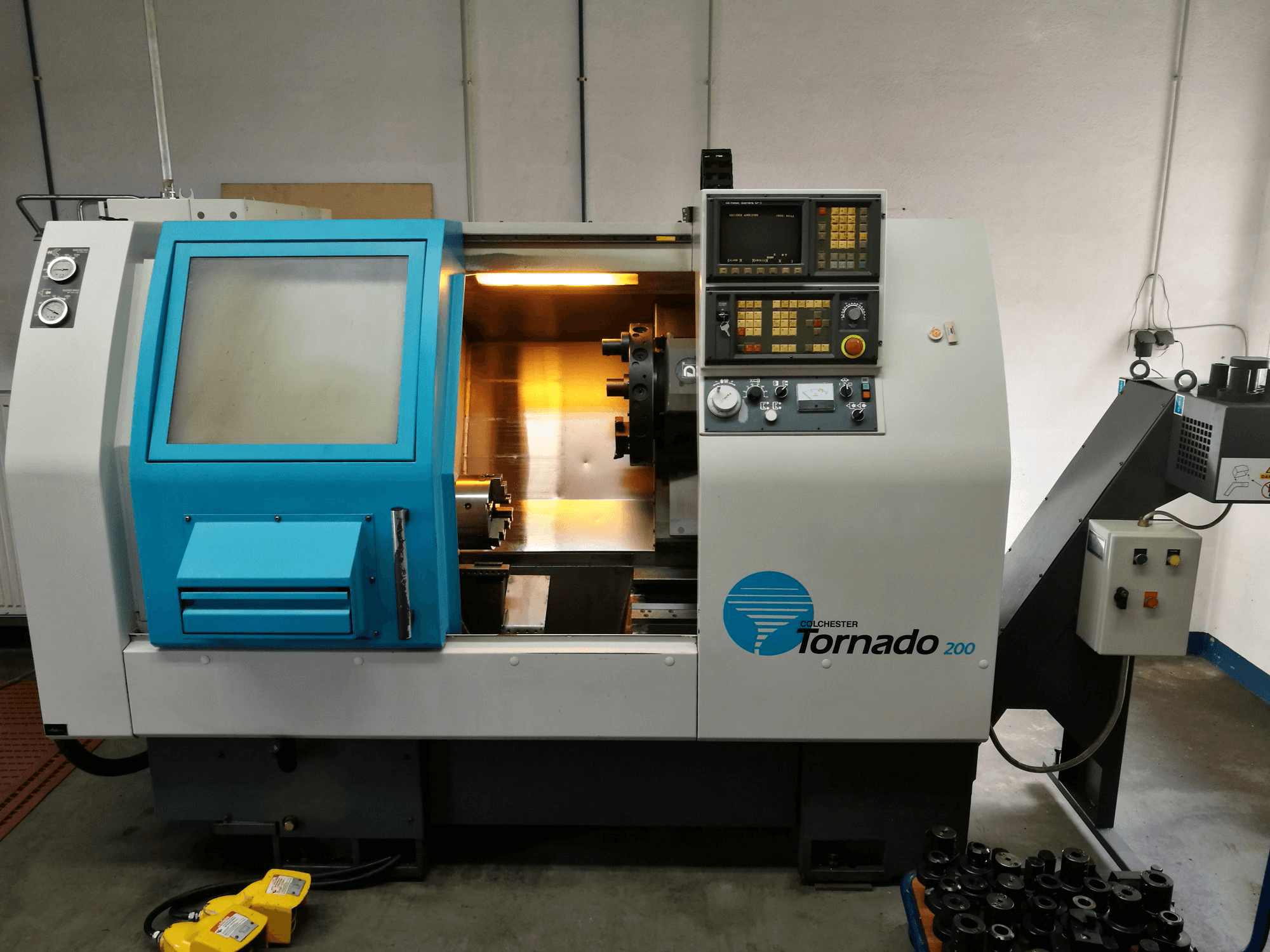 Prikaz stroja Colchester TORNADO 200 sprijeda