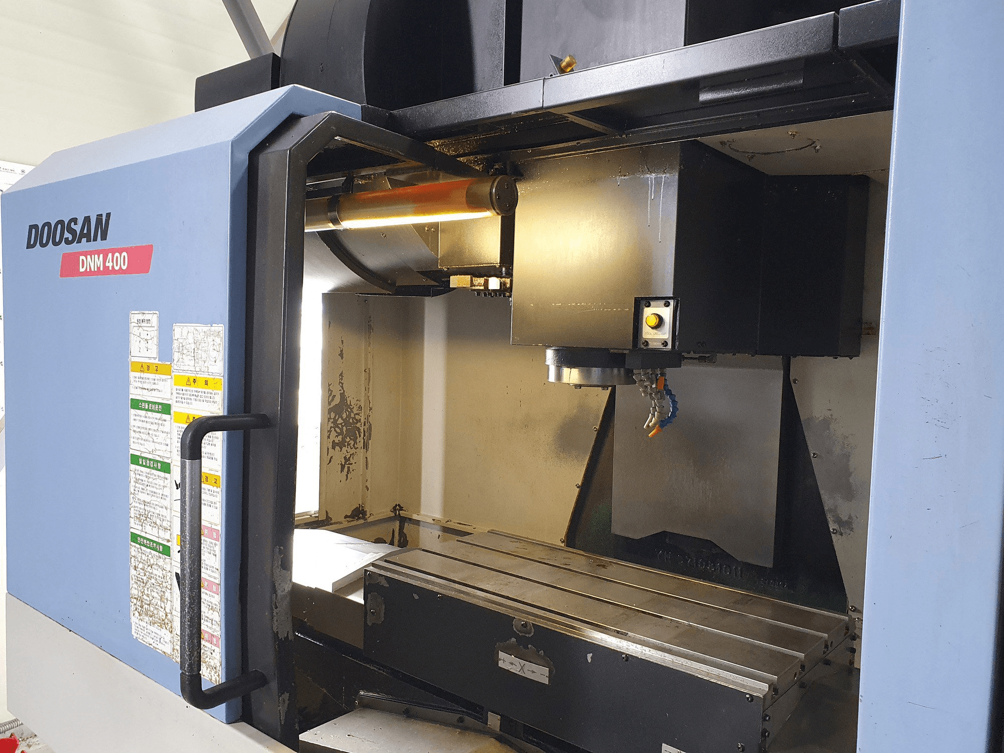 Prikaz stroja Doosan DNM400 sprijeda