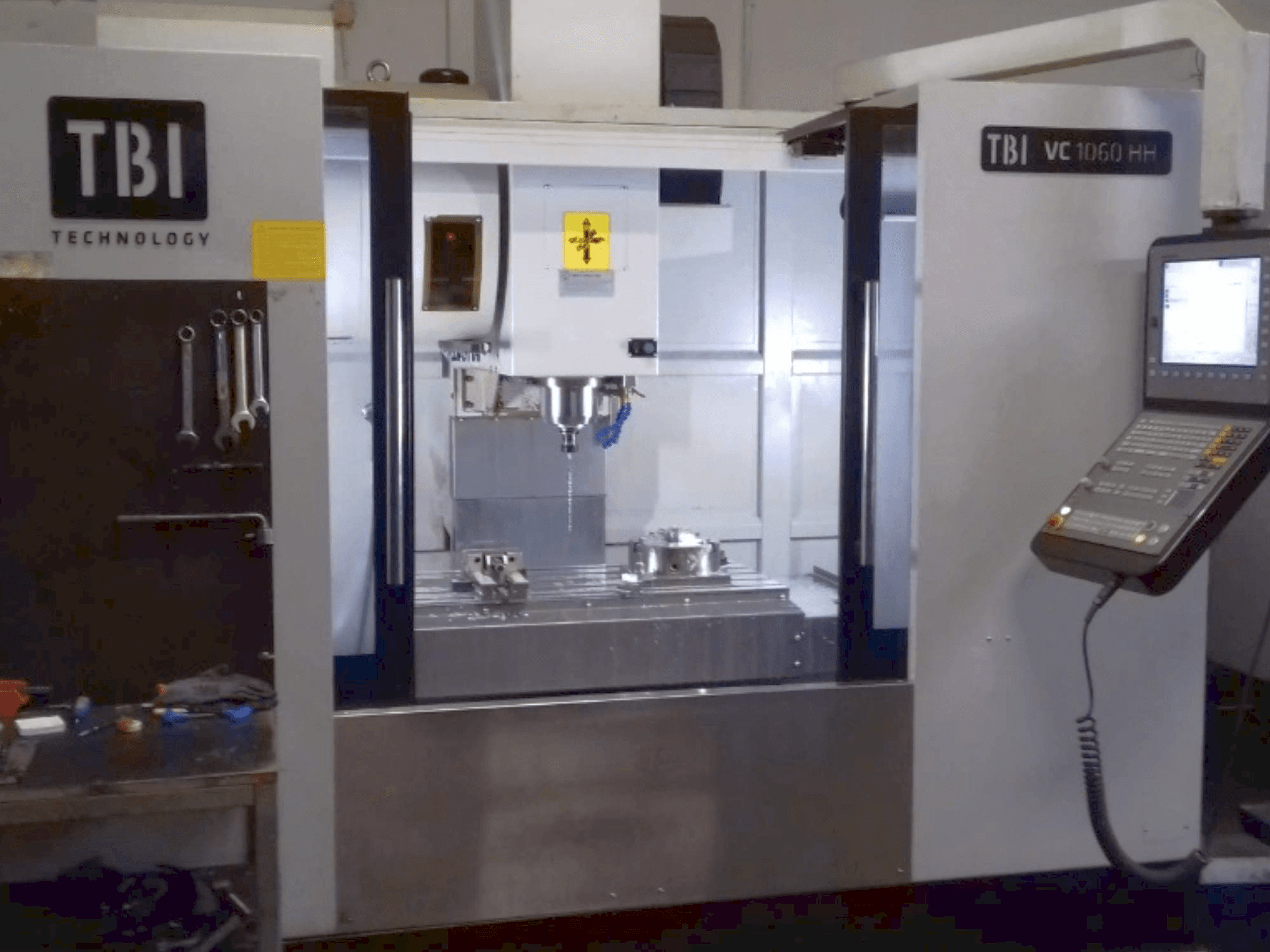 Prikaz stroja TBI VC 1060 HH sprijeda