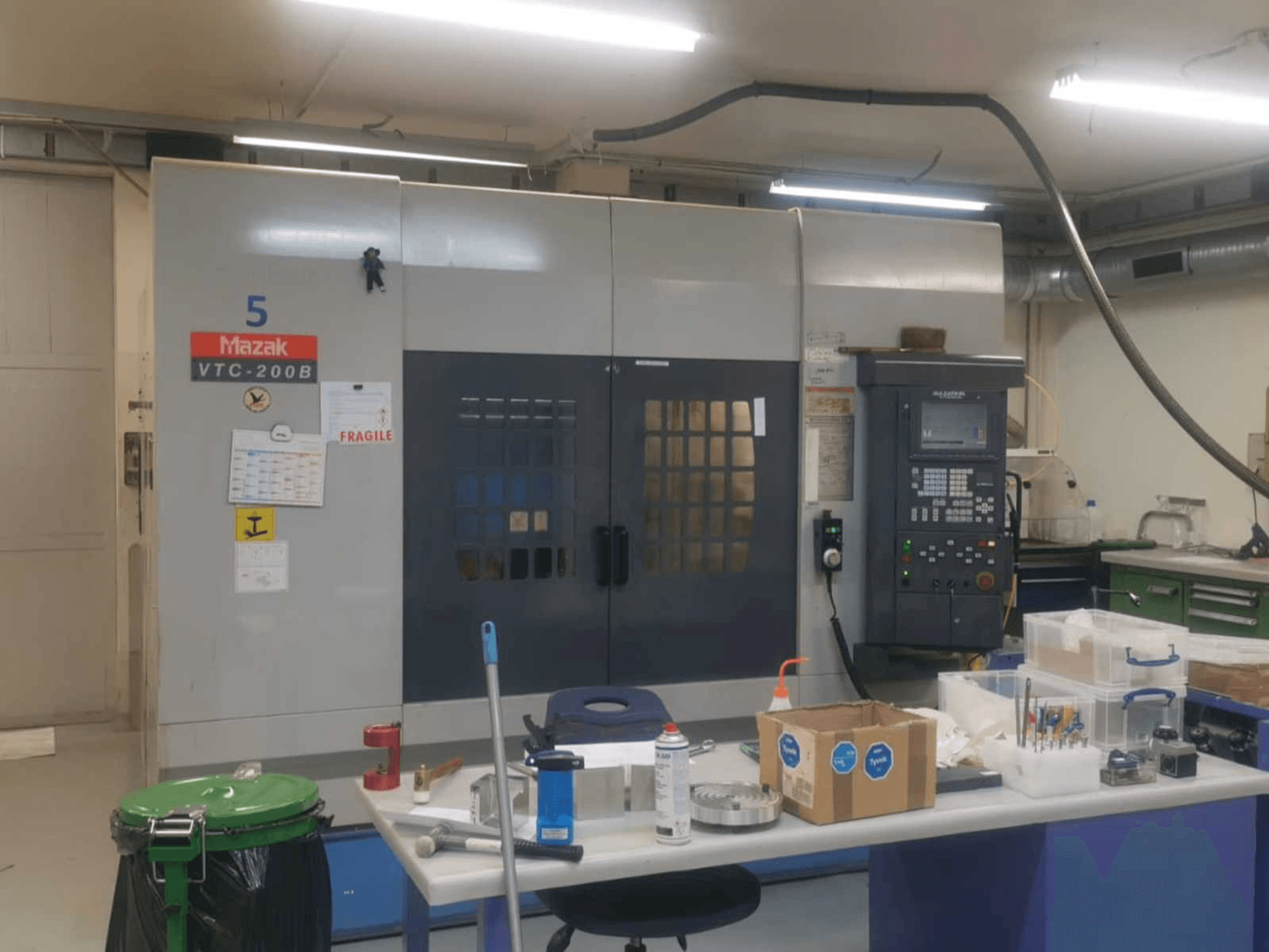 Prikaz stroja Mazak VTC 200B sprijeda