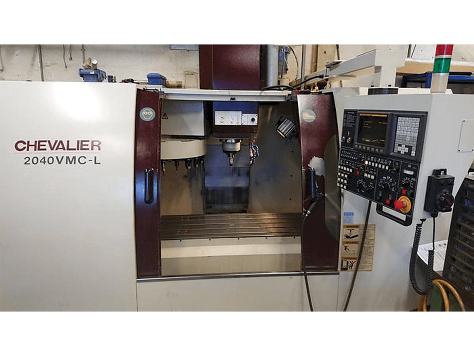 Prikaz stroja Chevalier 2040 VMC-L sprijeda