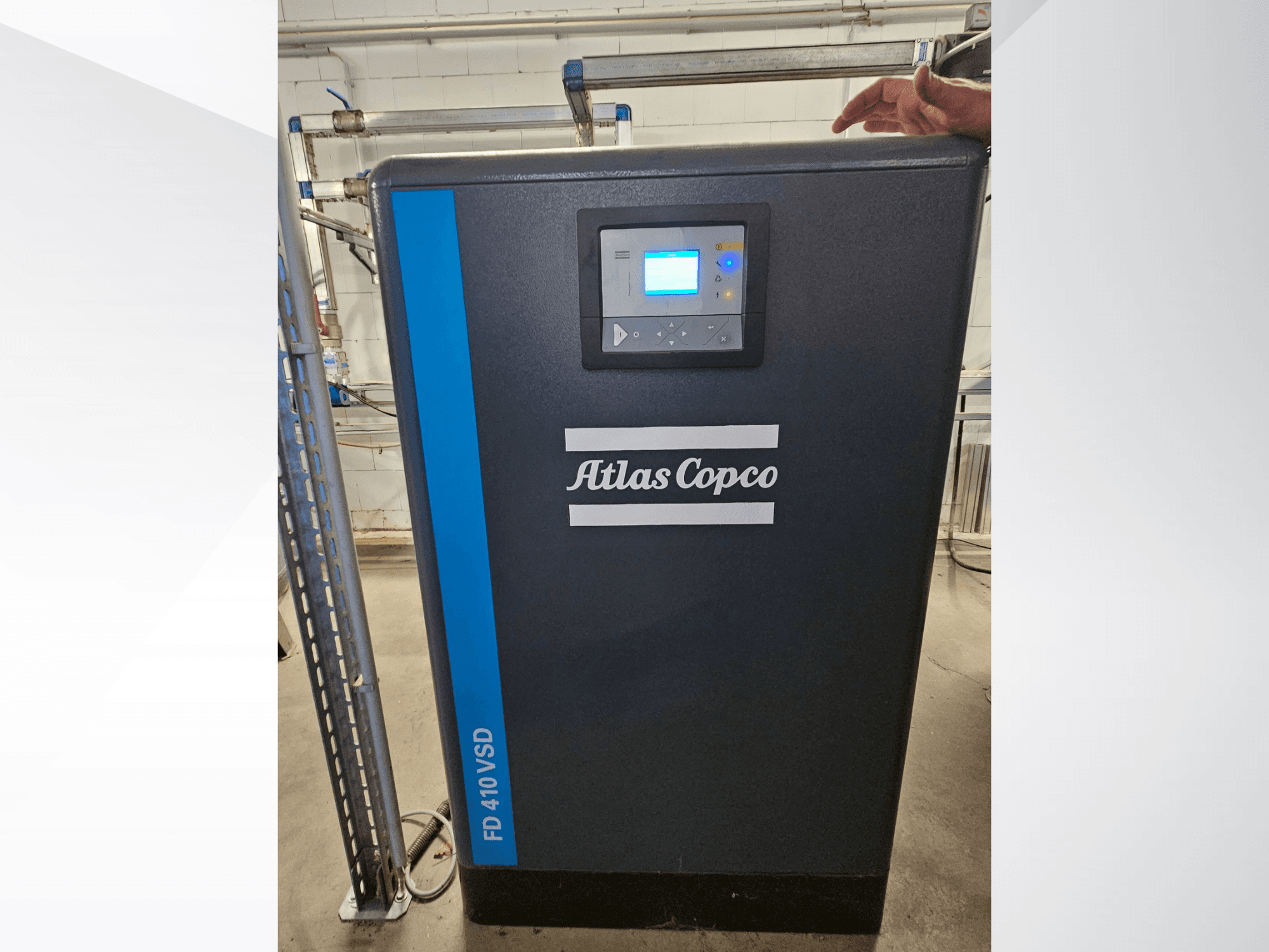 Zračni kompresor Atlas Copco GA 110 VSD+ u prednjem pogledu, s digitalnim zaslonom i plavim detaljima za lakše prepoznavanje.