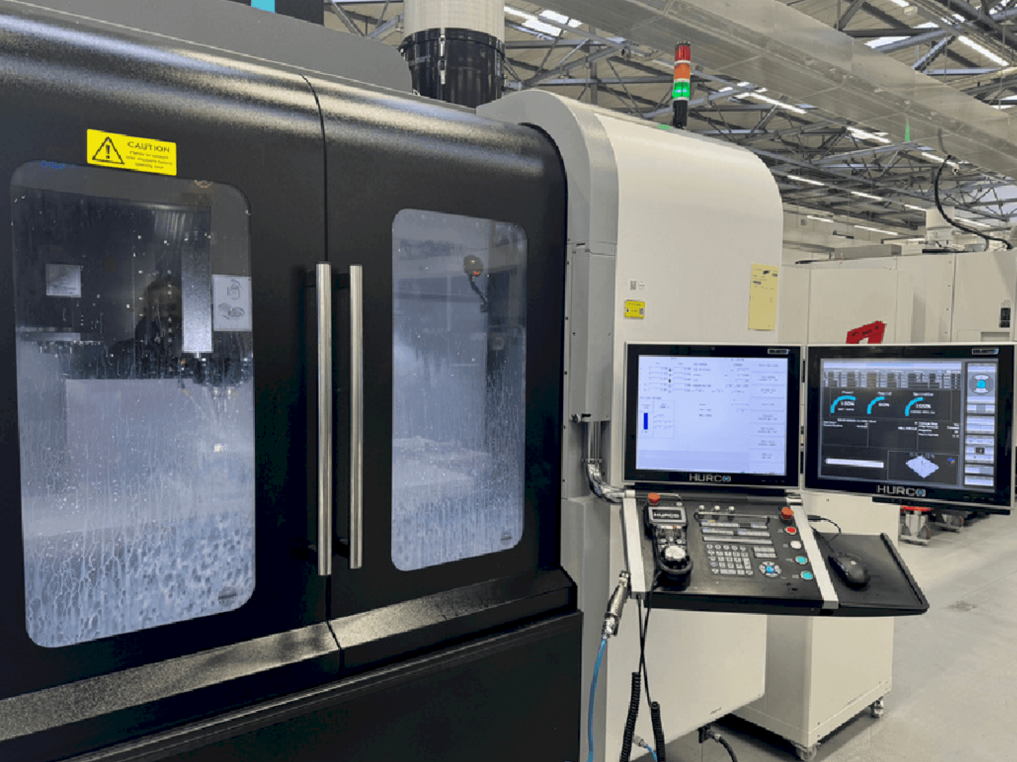 Prikaz stroja Hurco VMX42HSRTi sprijeda