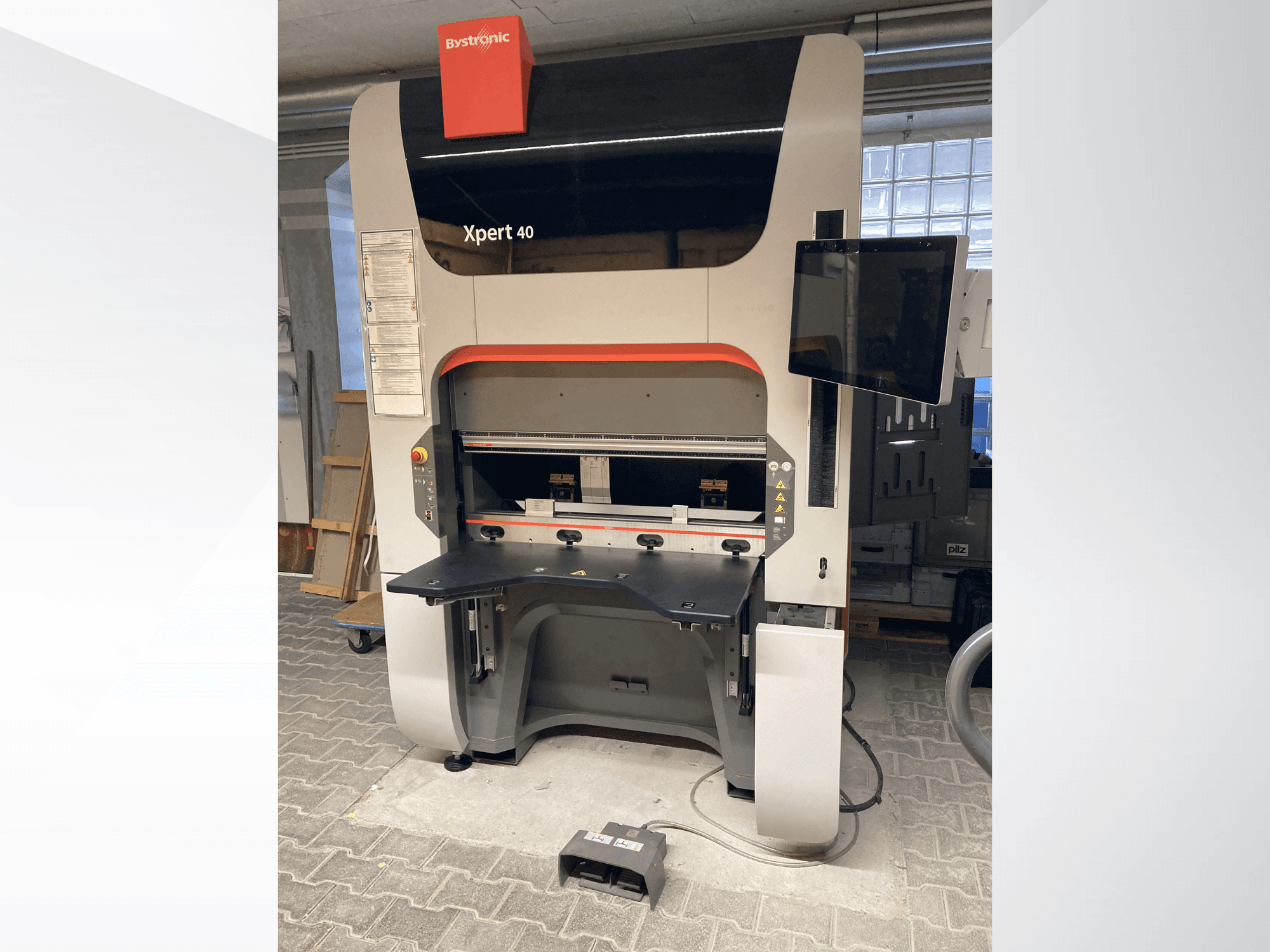 Bystronic Xpert 40/1030 savijajuća preša u prednjem pogledu, s prikazom upravljačke ploče, radne površine i priključenog monitora.