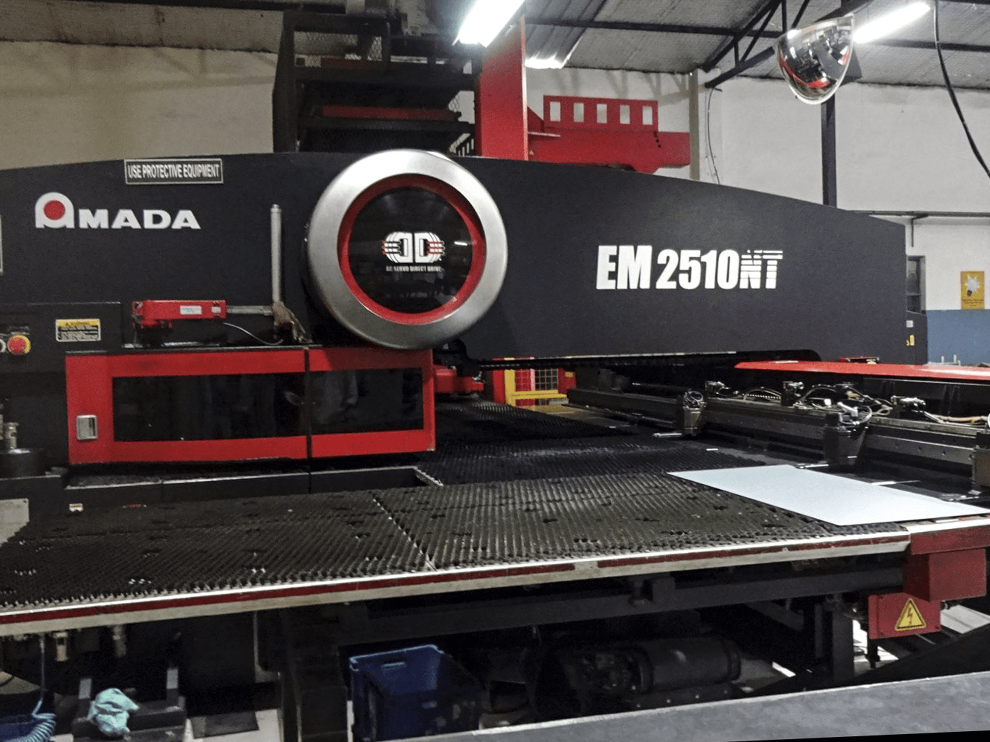 Prikaz stroja AMADA EM2510NT sprijeda