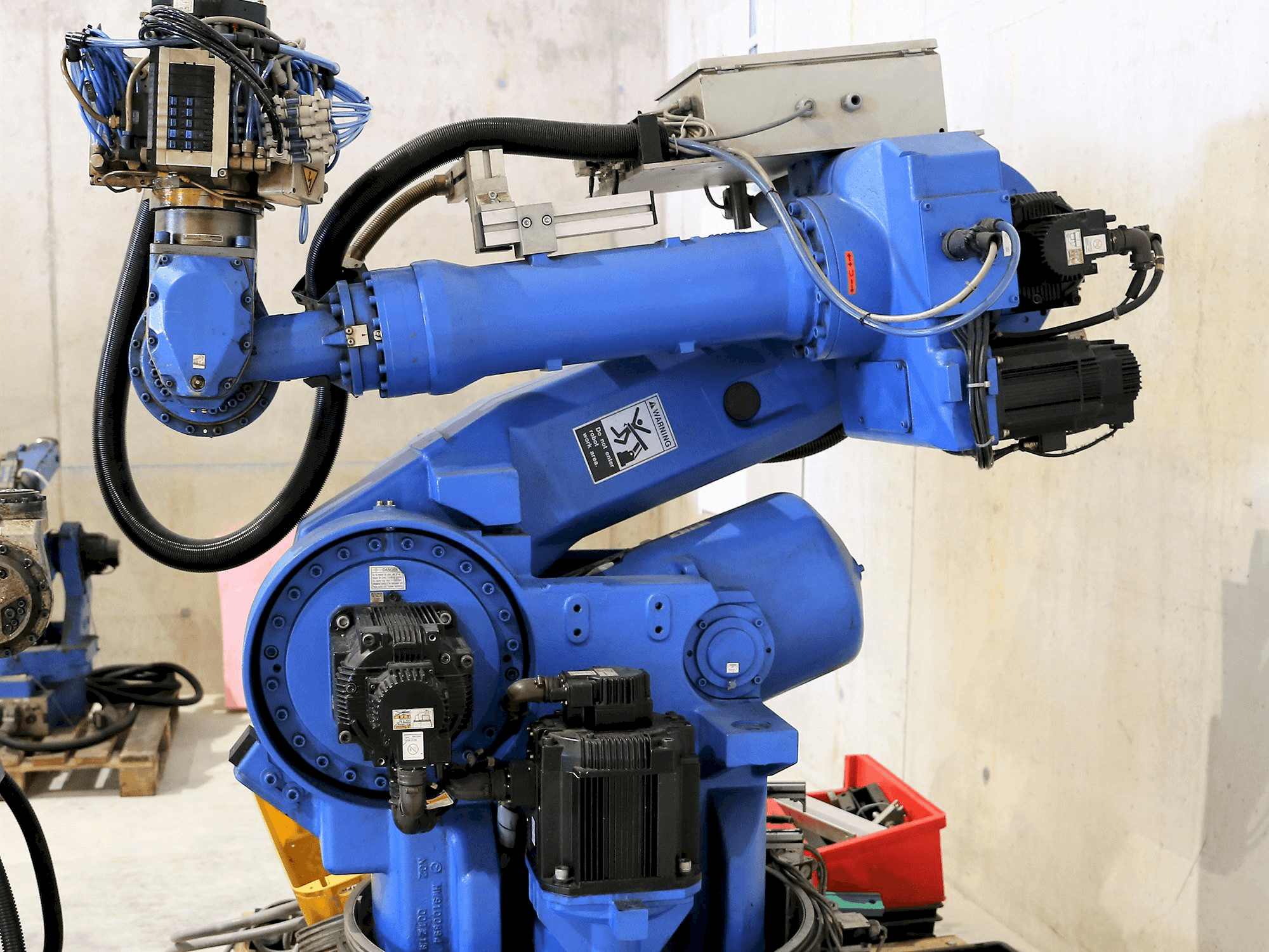 Prikaz stroja Yaskawa Motoman UP130 sprijeda