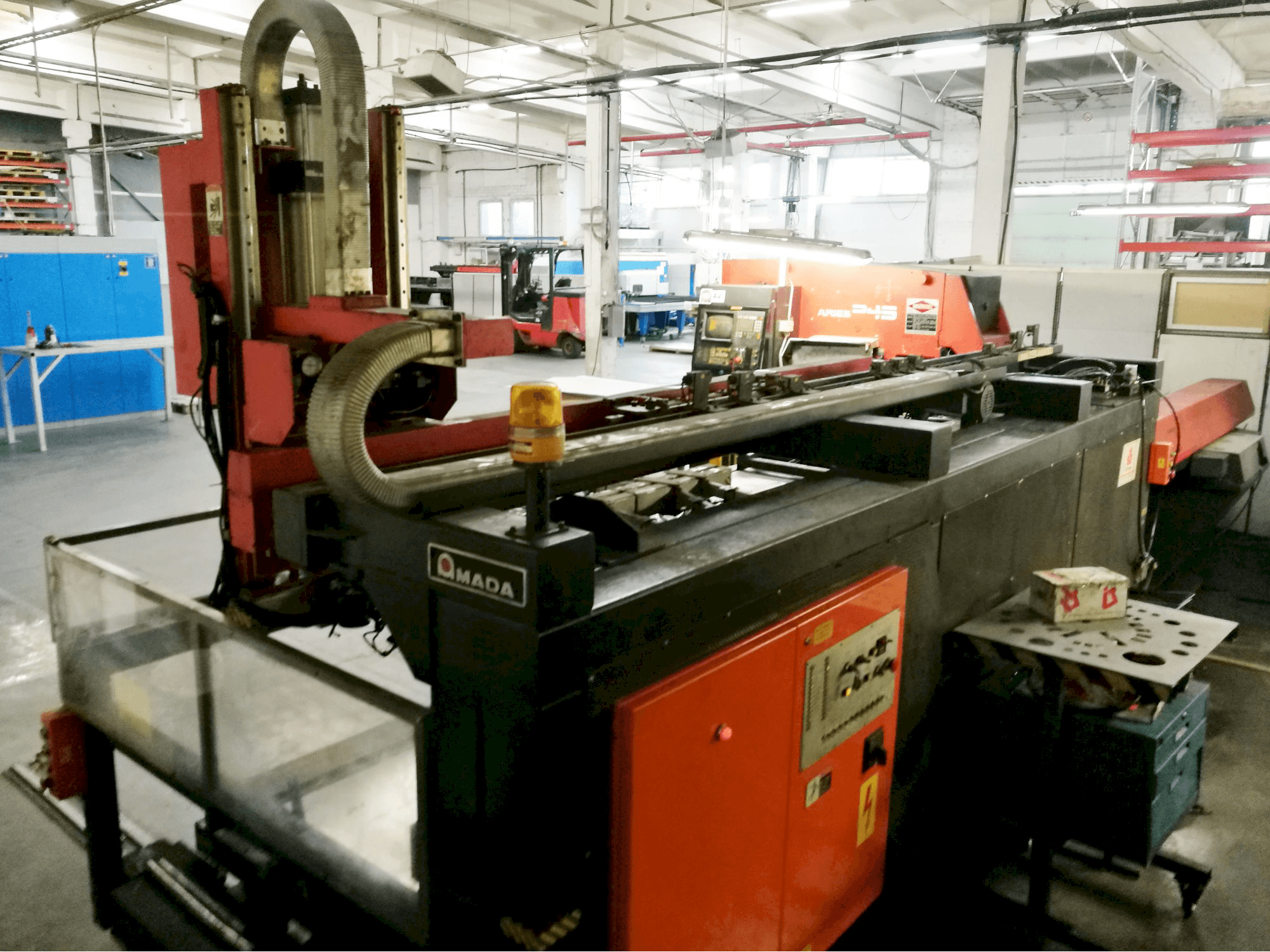 Prikaz lijeve strane stroja AMADA ARIES 245