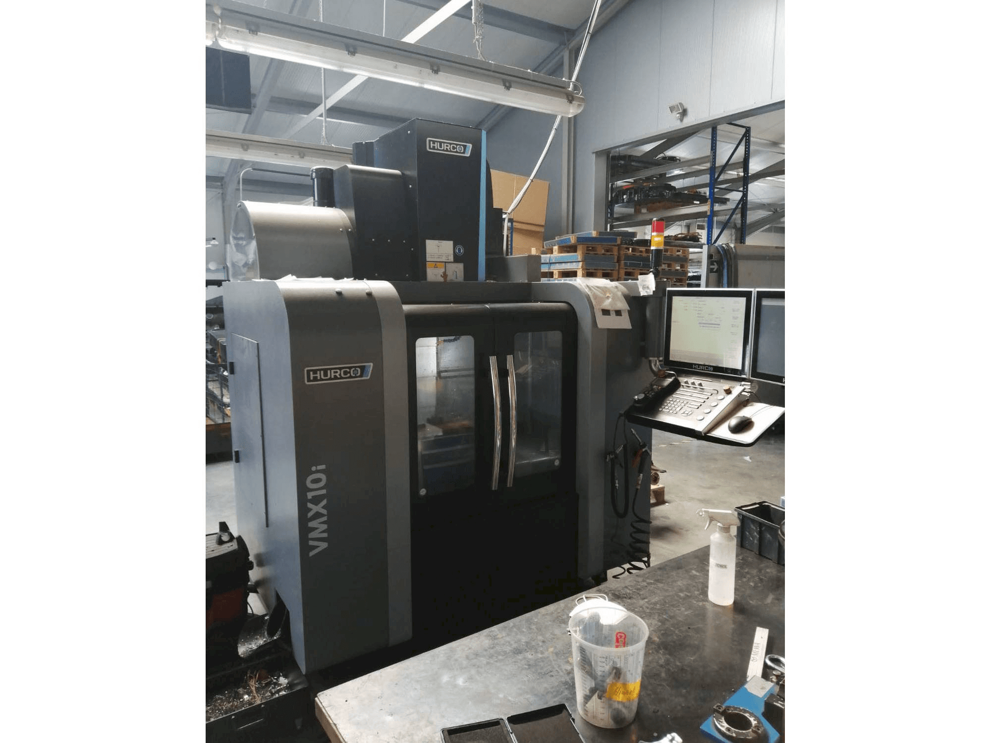 Prikaz stroja Hurco VMX10i sprijeda