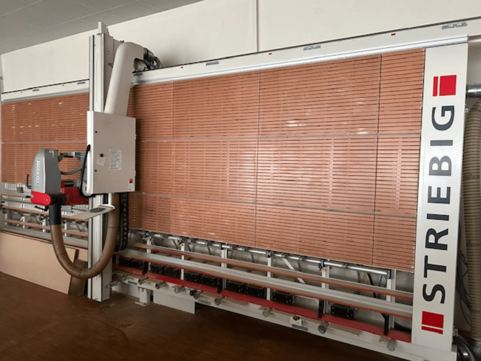 Striebig vertikalna pločasta pila u bočnom pogledu, s motoriziranom glavom, oštricama za rezanje drvenih ploča i sustavom za usisavanje prašine.