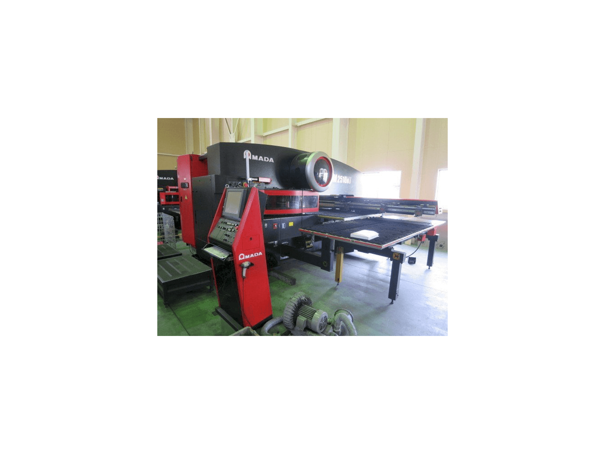 Prikaz stroja AMADA EM 2510NT sprijeda