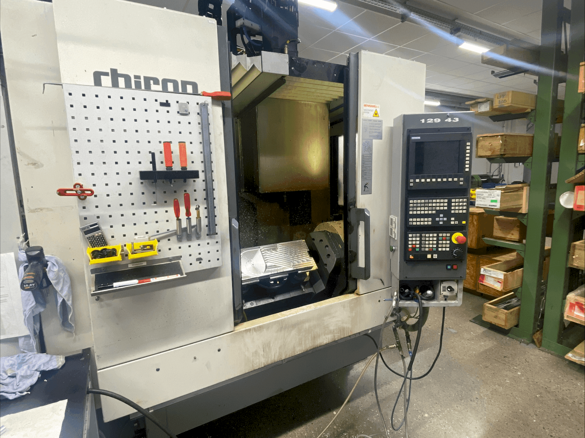 Prikaz stroja CHIRON FZ 15K S sprijeda