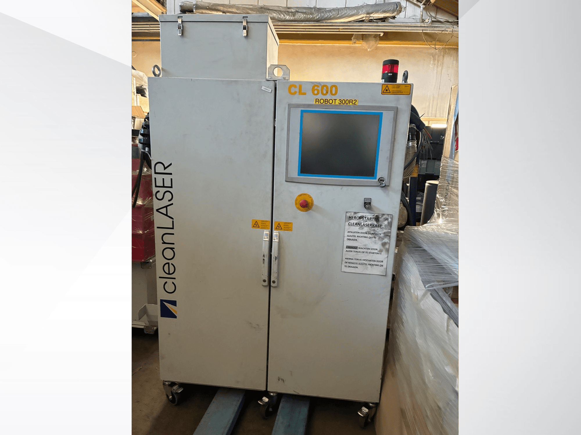 Automatizacijski sustav CLEAN LASER CL 600 u prednjem pogledu s LCD zaslonom, naljepnicama s upozorenjima i tipkama za upravljanje na vratima.