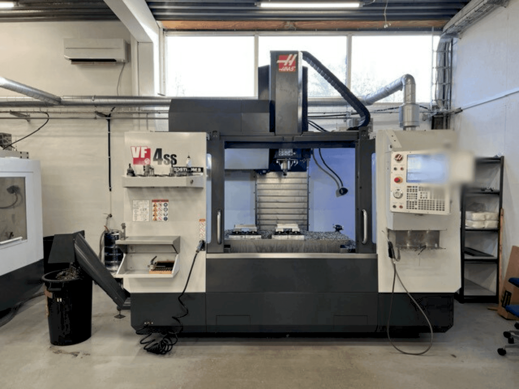 Prikaz stroja HAAS VF-4SS sprijeda