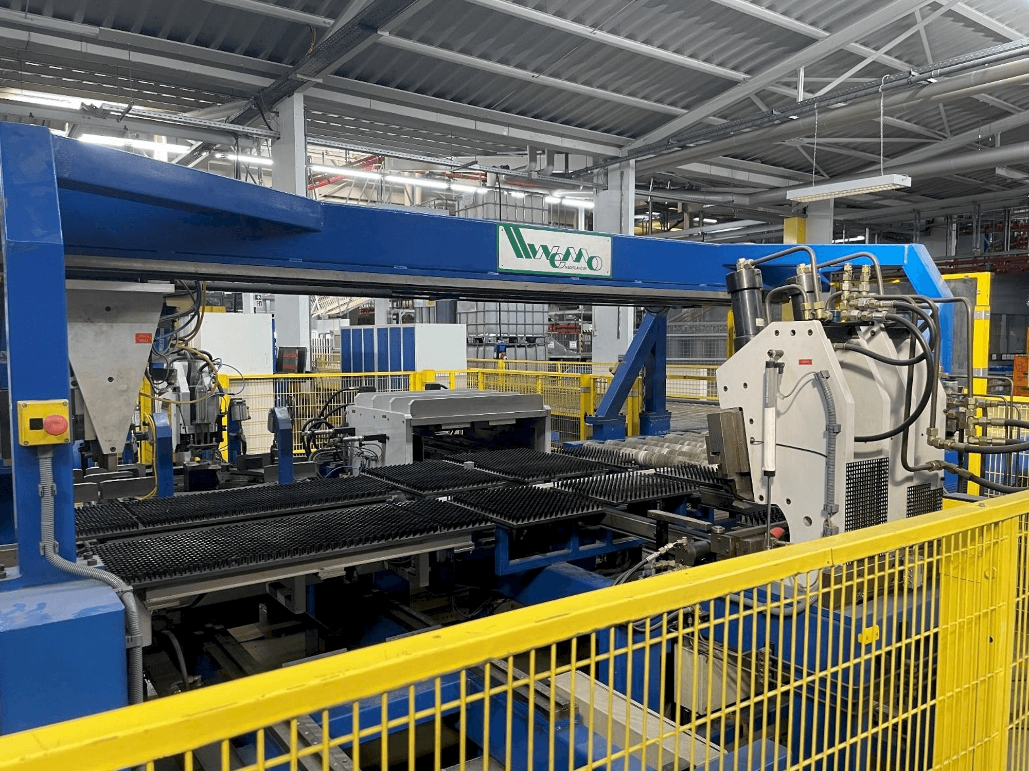 Prikaz stroja WEMO Punching-Bending-System sprijeda