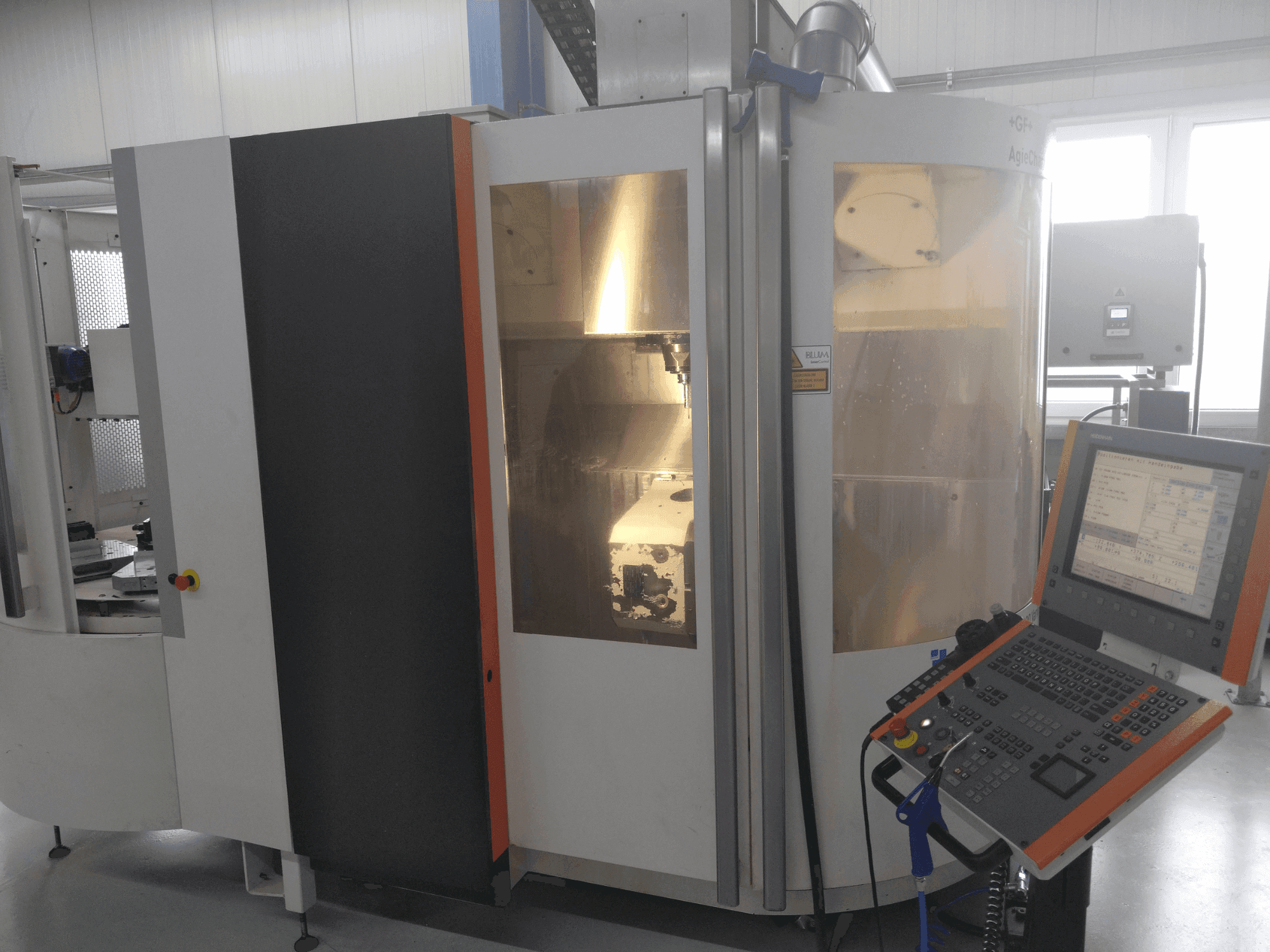 Prikaz stroja +GF+ AGIE CHARMILLES MIKRON UCP 600 Vario sprijeda