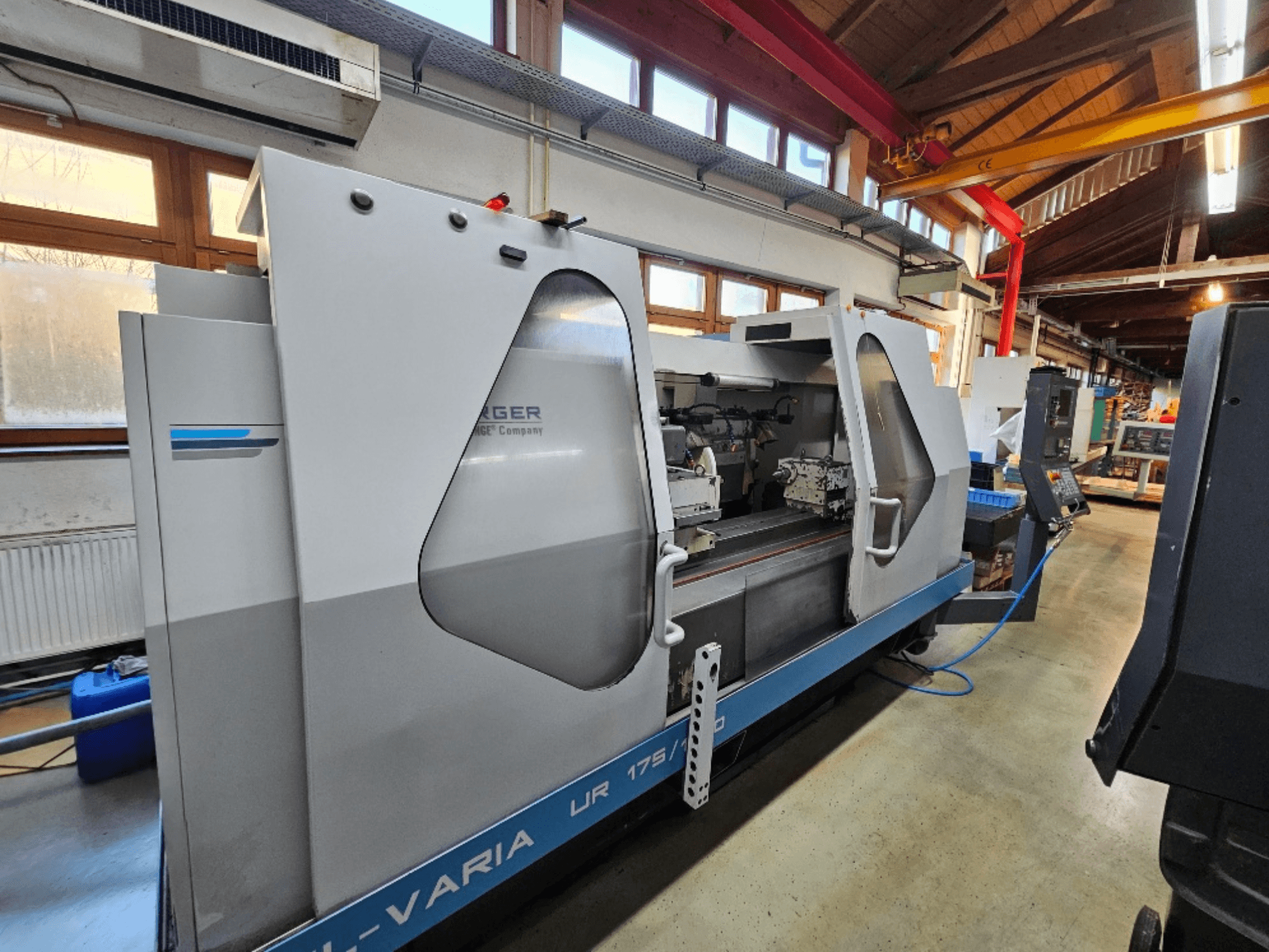 CNC stroj tvrtke Burg, model UR 175/300, bočni pogled. Ima elegantan dizajn s vidljivim kontrolama i radnim prostorom.