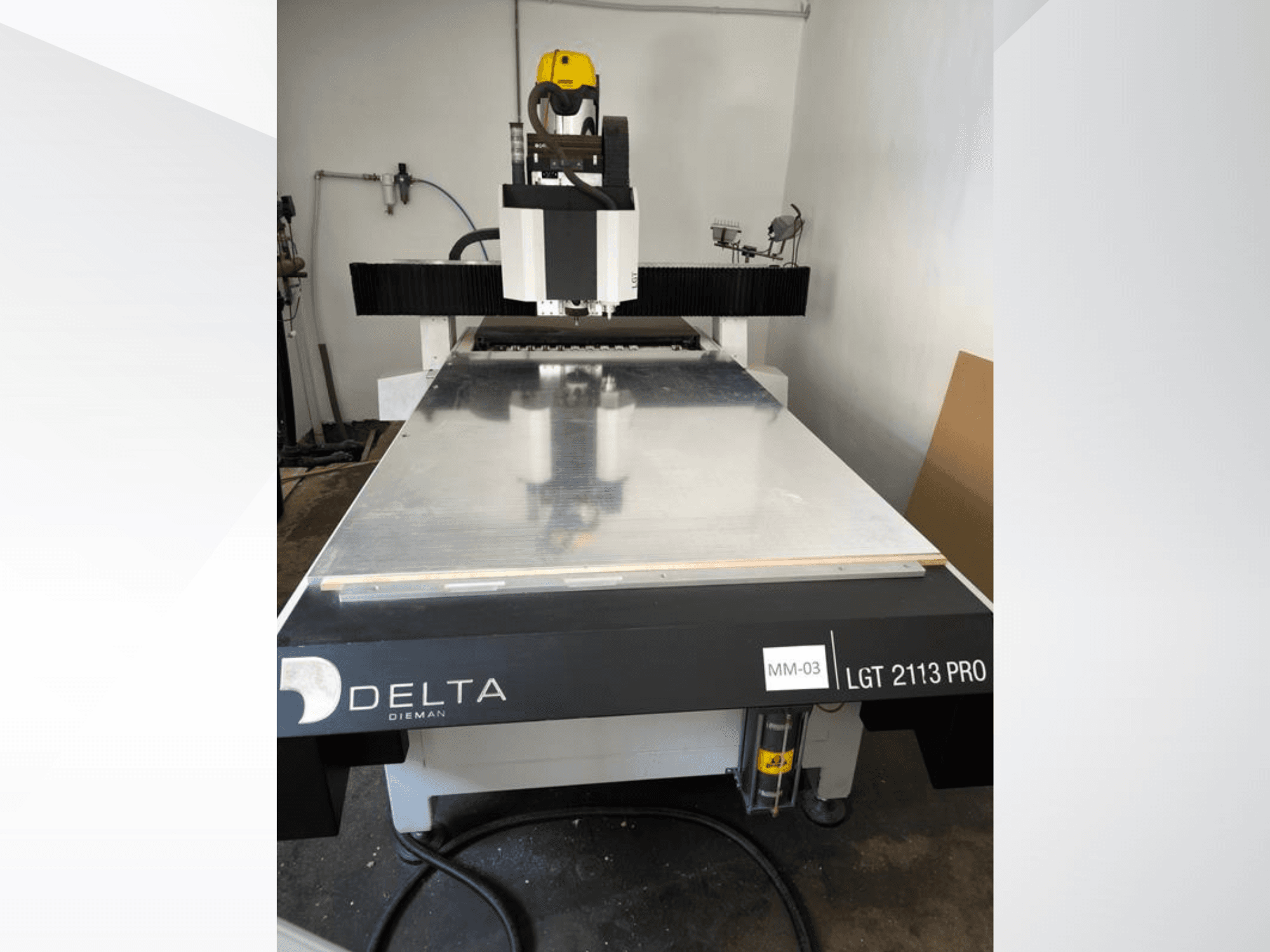 Portalna glodalica Delta LGT2113 PRO, prednji pogled, prikazuje aluminijsku površinu i detalje upravljačke ploče.