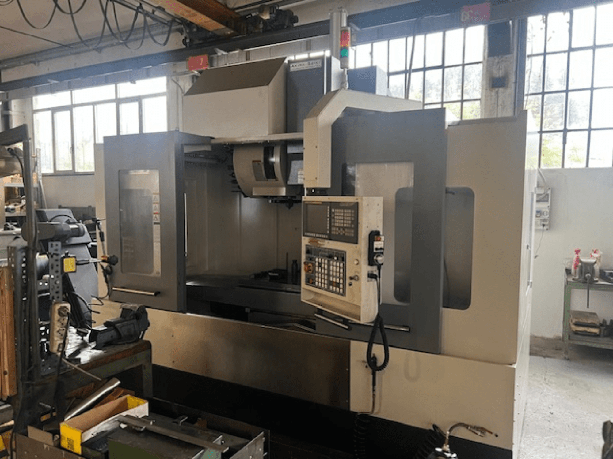 Visokotehnološka CNC glodalica, prednji pogled, s digitalnim upravljanjem, osnovnim sigurnosnim indikatorima i kompaktnim dizajnom.