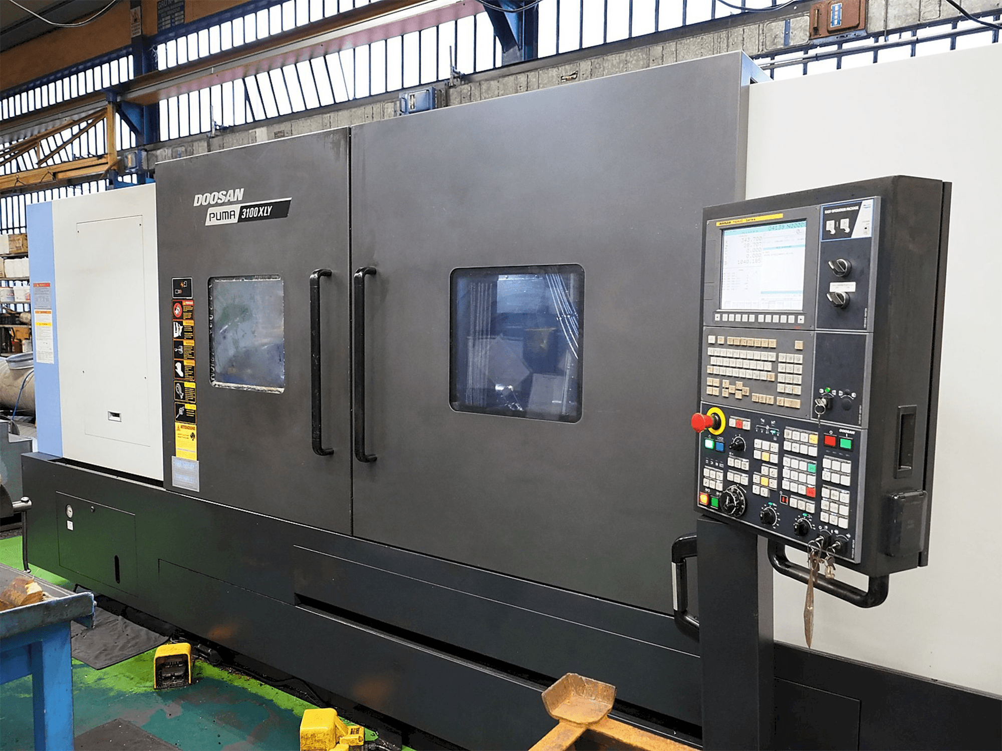 Prikaz stroja Doosan Puma 3100XLY sprijeda