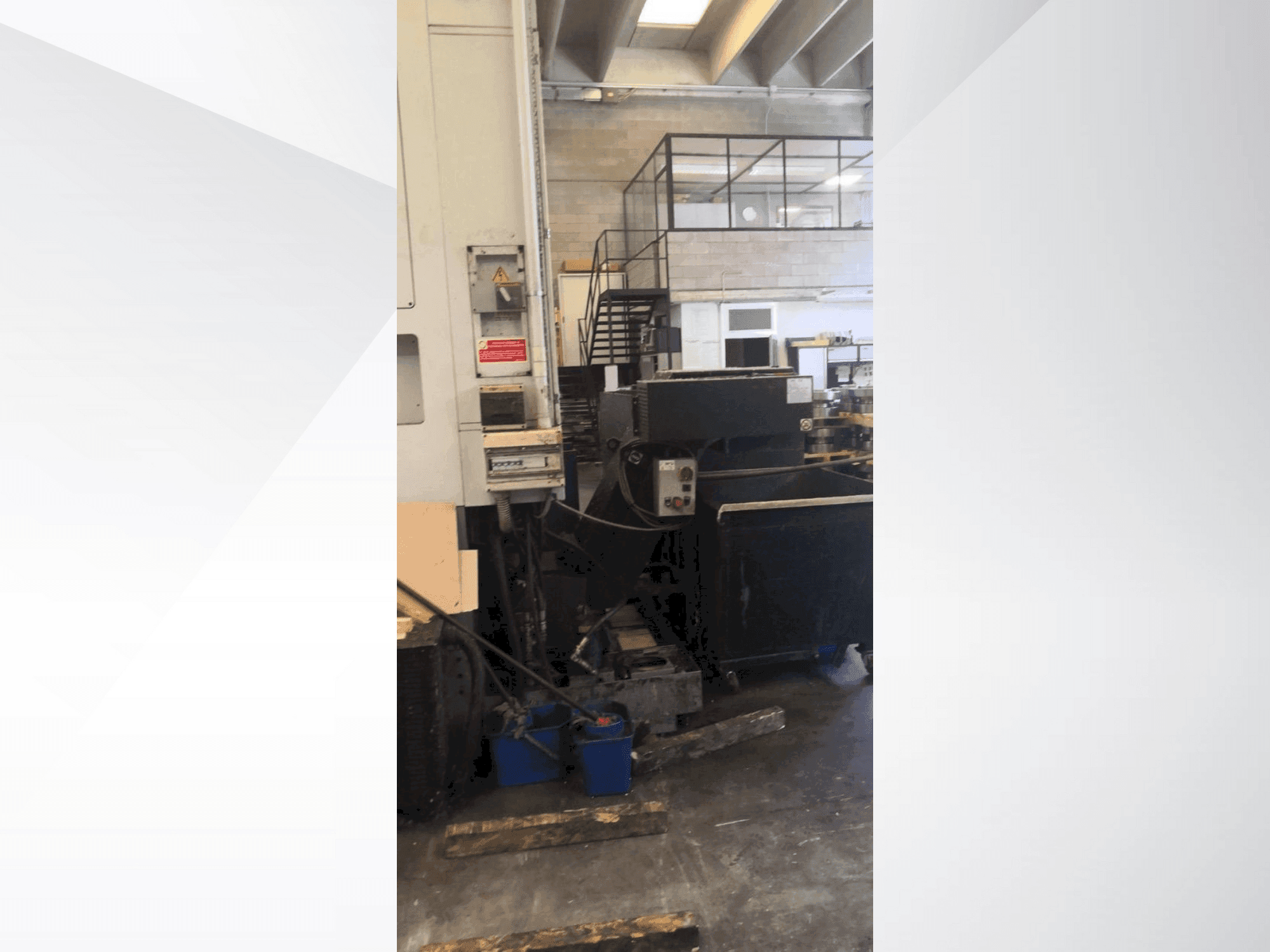 Prikaz stroja DOOSAN VT 900 sprijeda