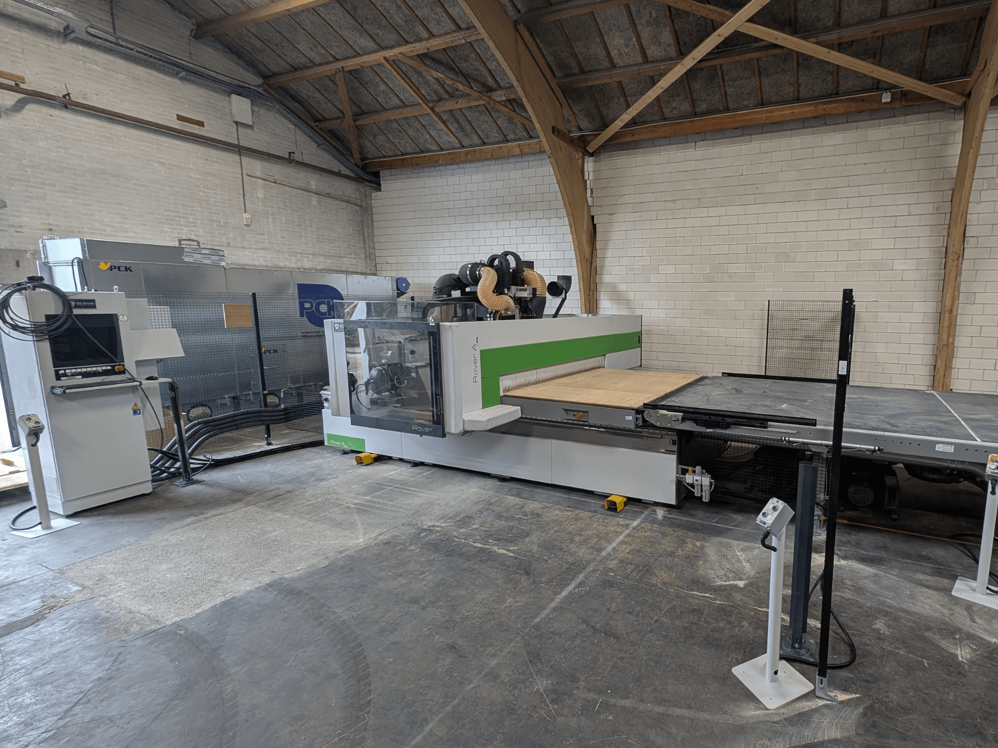 PCK CNC obradni centar, prednji pogled, ima veliku površinu za rezanje, upravljačku ploču, sustav za usisavanje prašine i robustan dizajn.