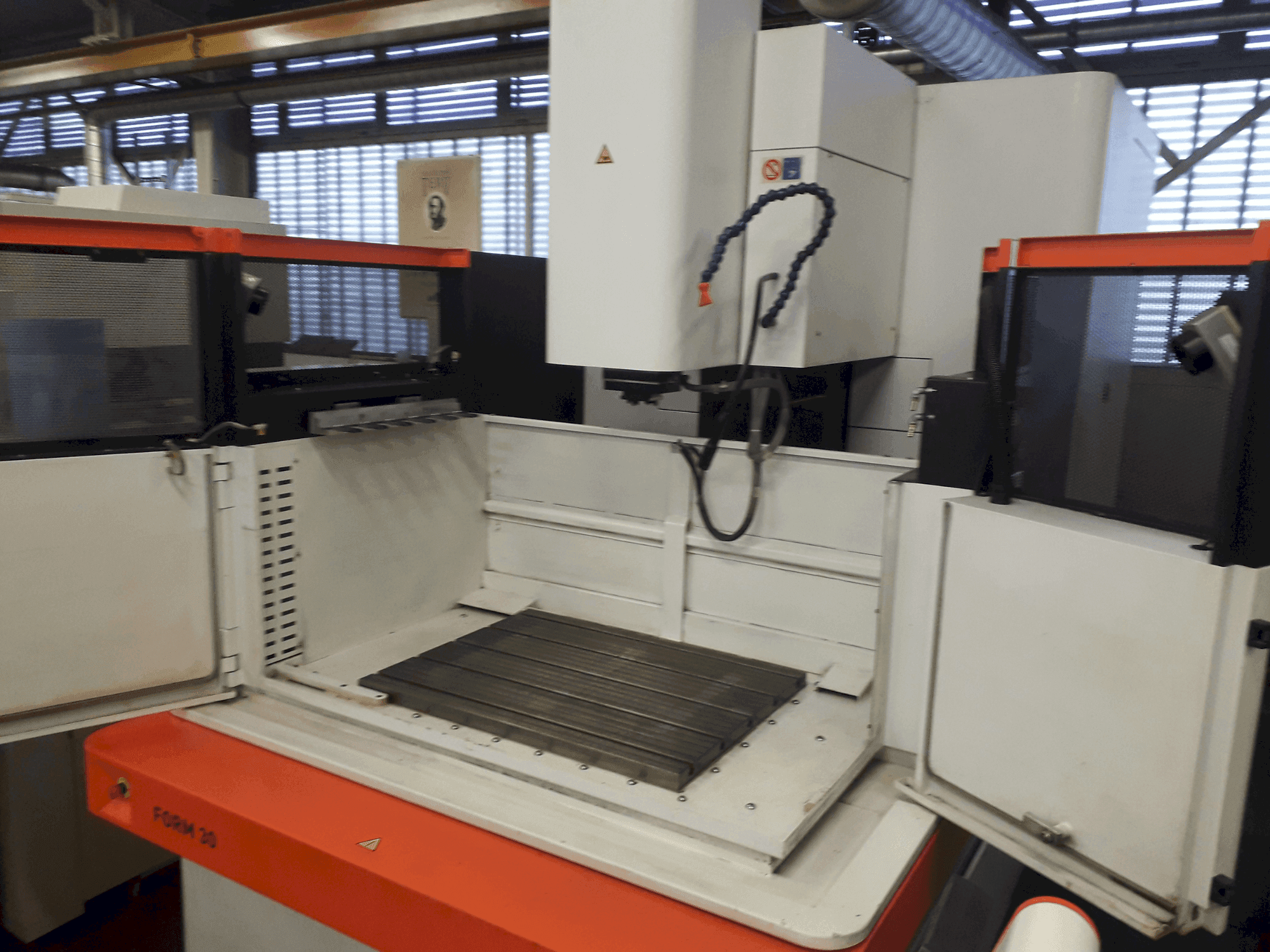 Prikaz stroja AgieCharmilles FORM 30 sprijeda