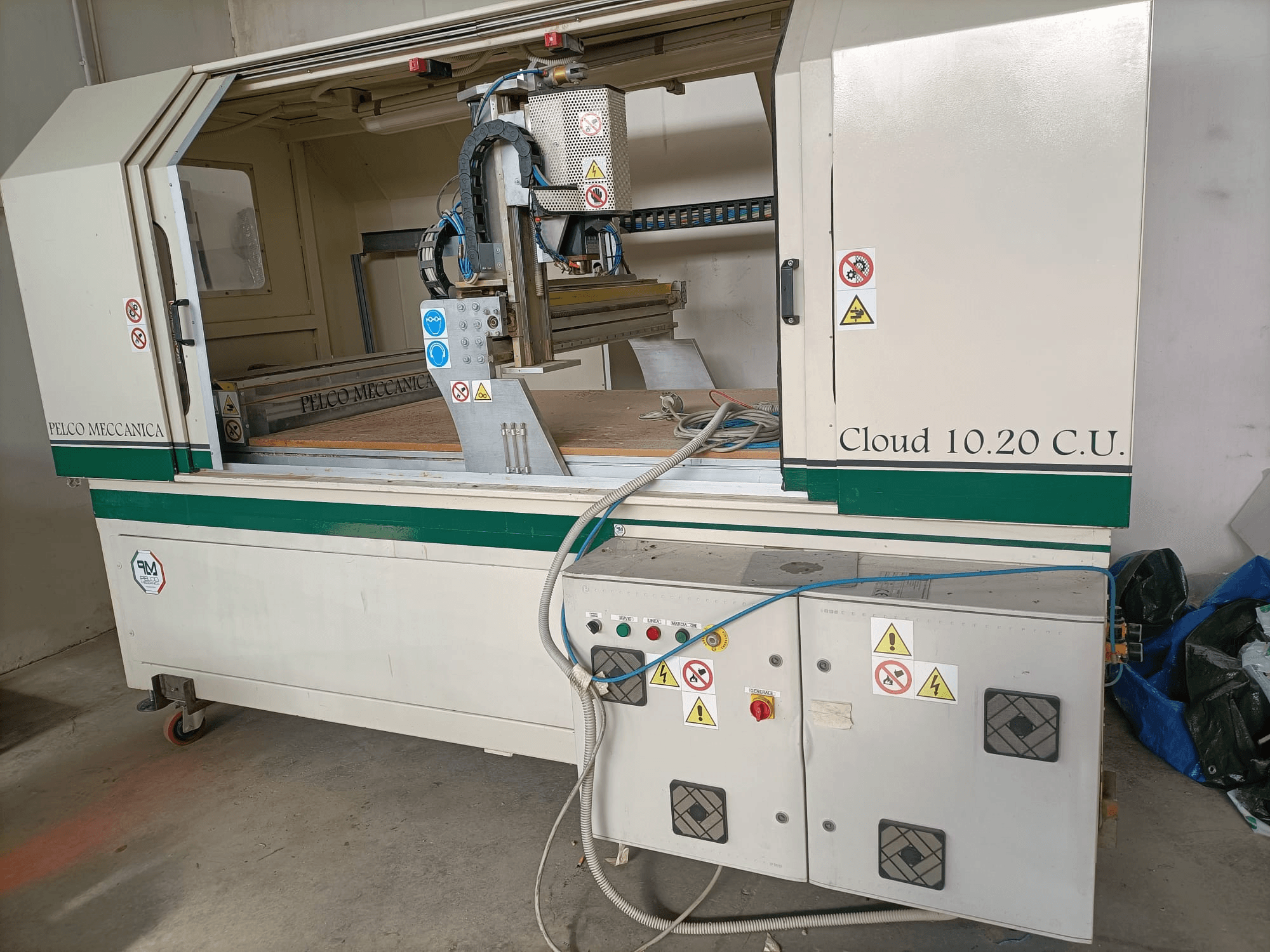 CNC glodalica MECCANICA CLOUD 10.20 CU, prednji pogled koji prikazuje upravljačku ploču i radni prostor, s vidljivim sigurnosnim naljepnicama i crijevima.