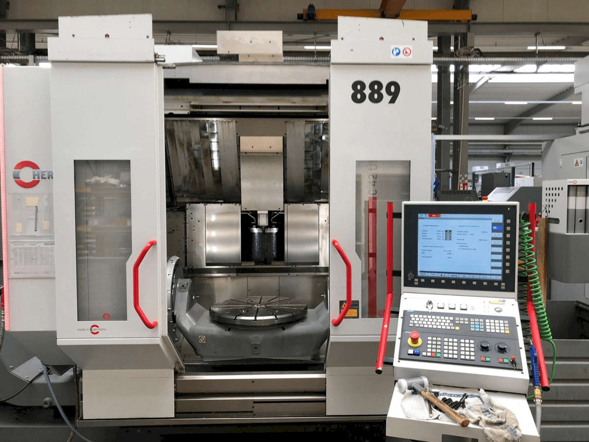 Prikaz stroja HERMLE C42U MT sprijeda