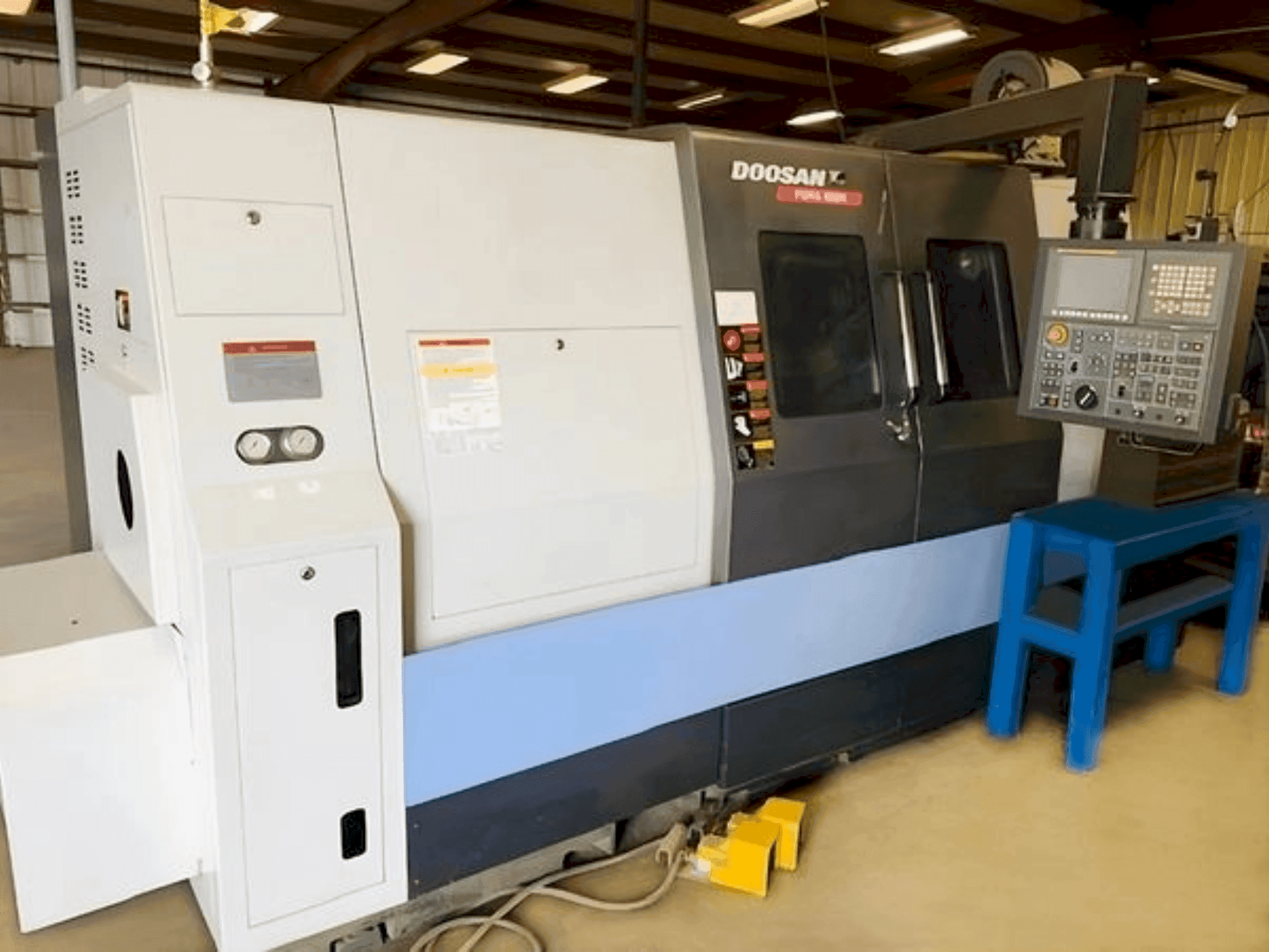 Prikaz stroja DOOSAN PUMA 400MB sprijeda