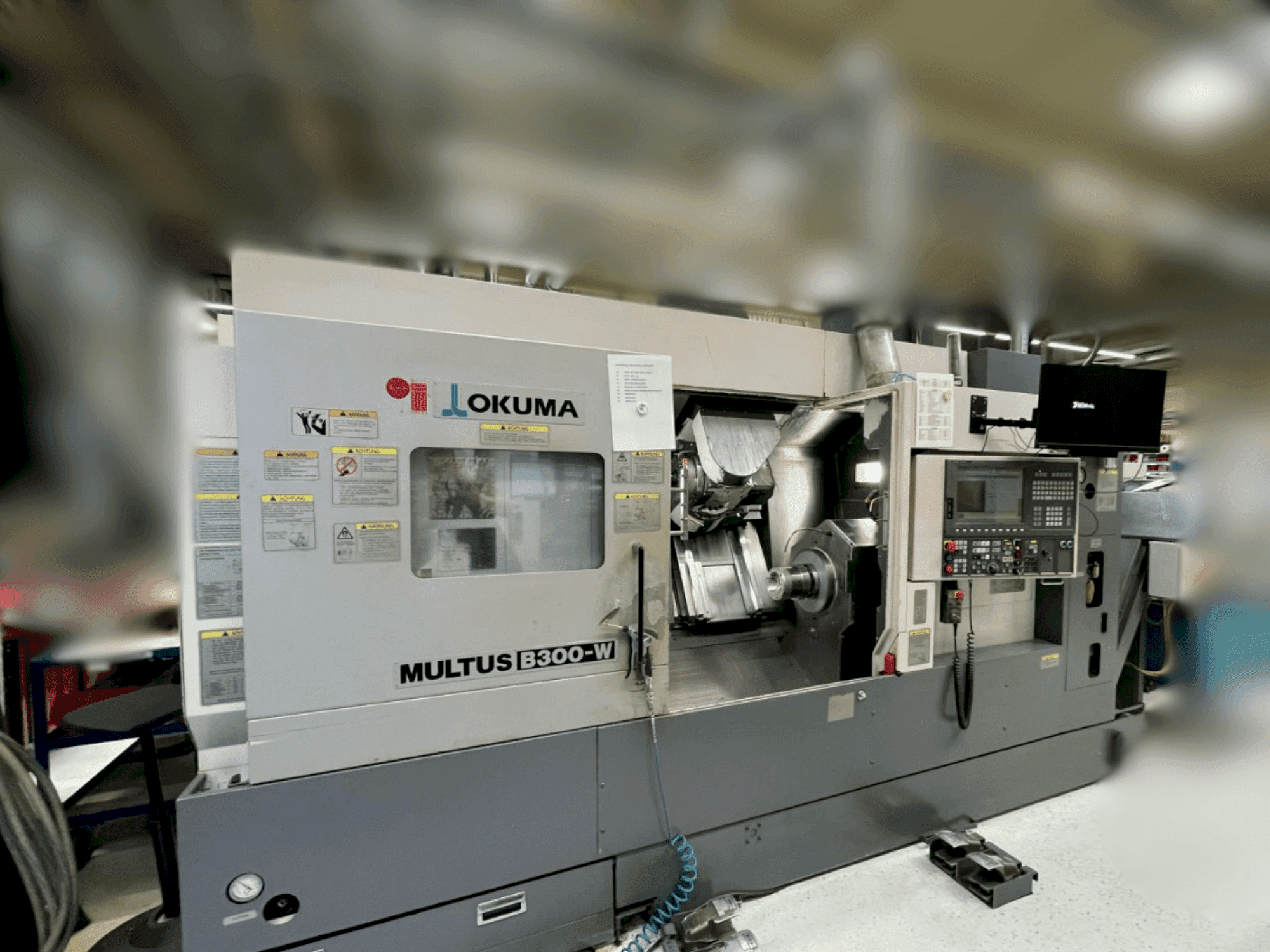 Prikaz stroja Okuma Multus B300-W sprijeda