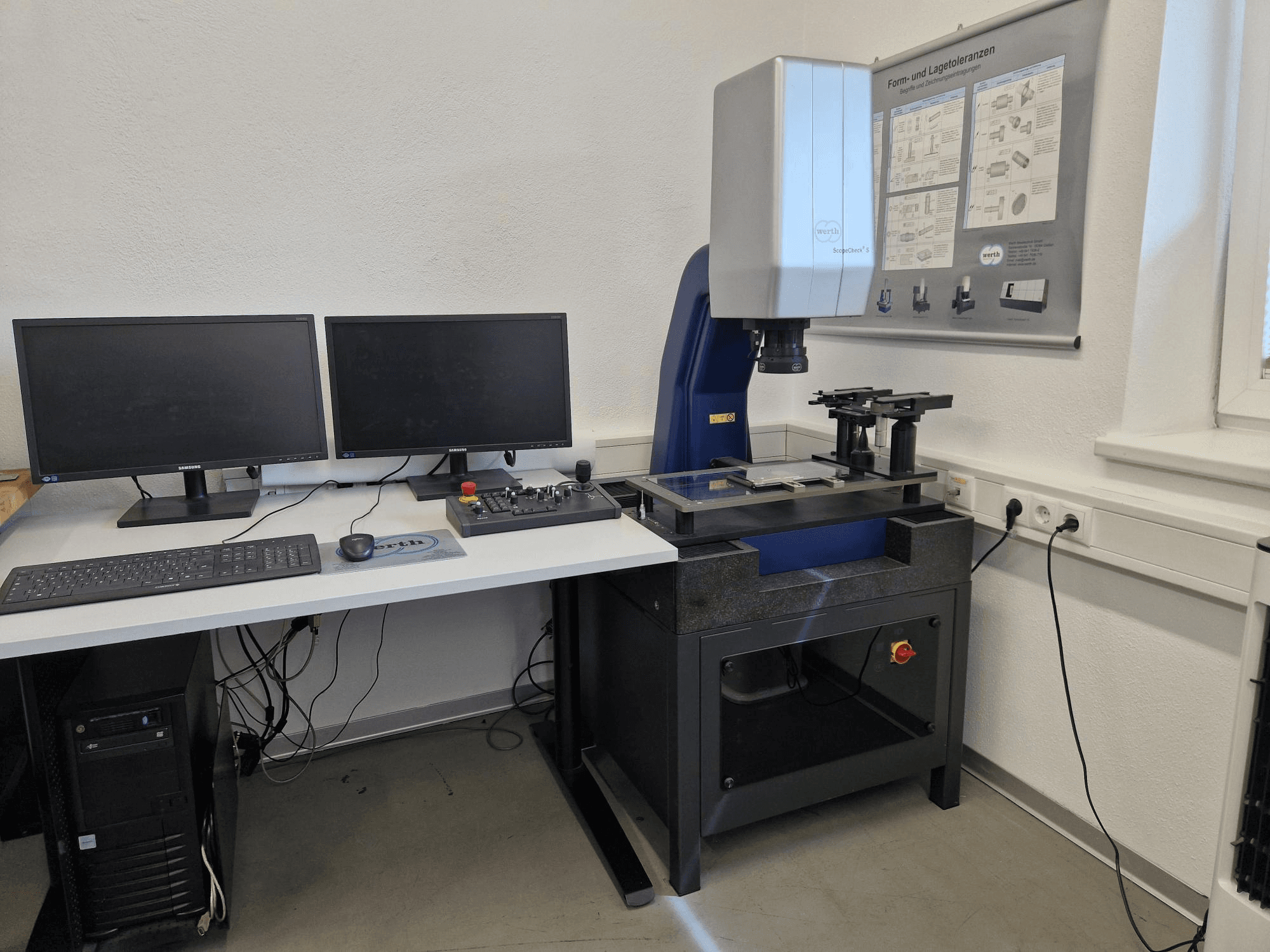 Werth Scopecheck 300S CMM u laboratorijskoj postavci; uključuje mjerni stol, dva monitora i upravljačku ploču.