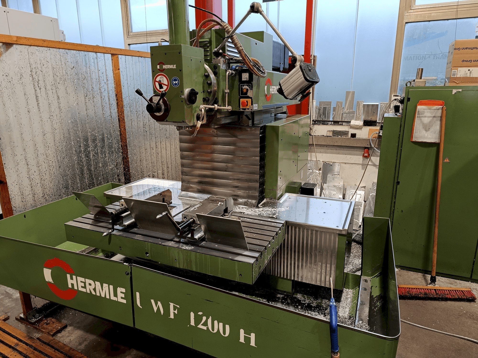 Prikaz stroja HERMLE UWF1200 sprijeda