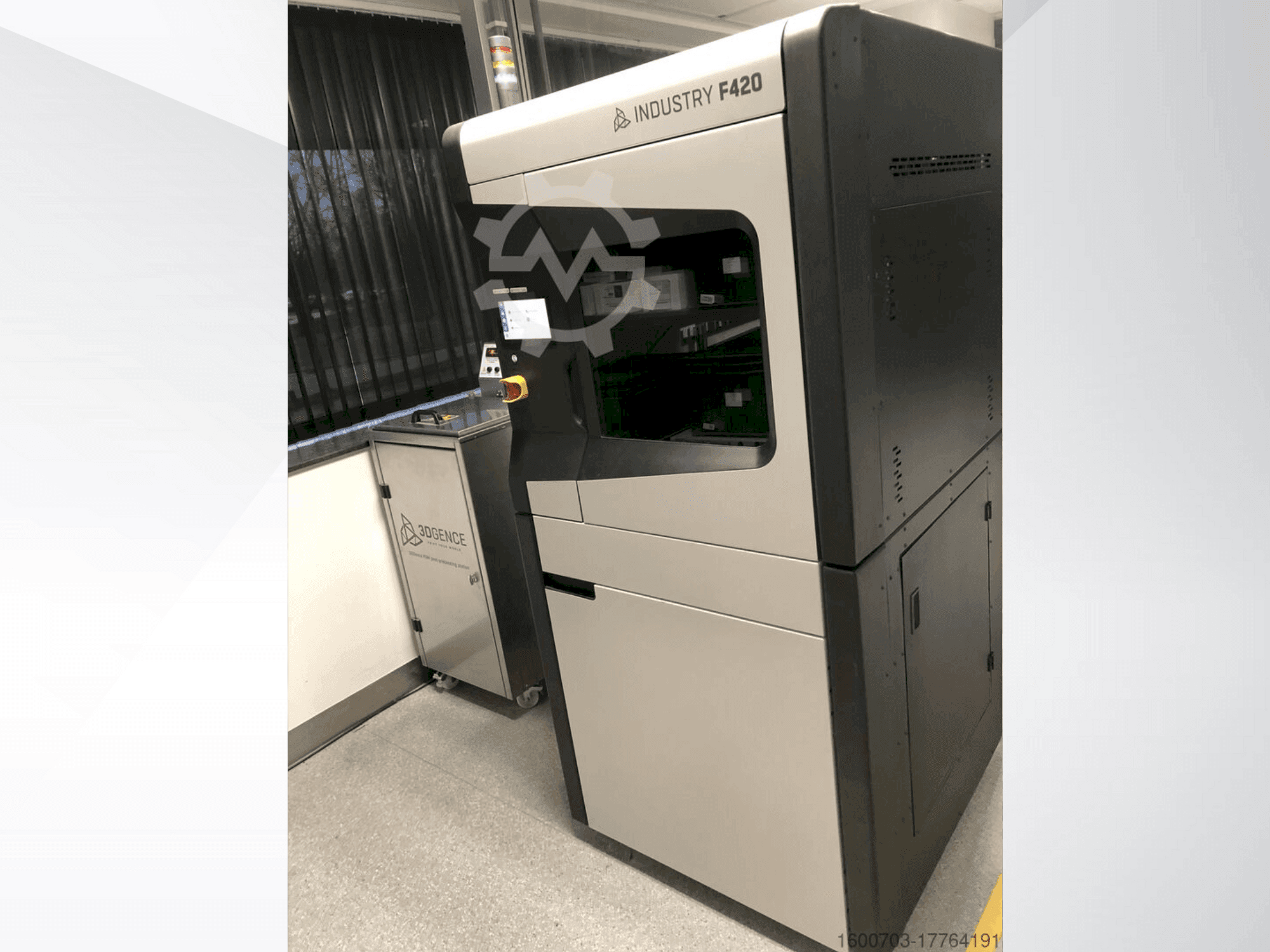 Prikaz stroja 3DGENCE Industry F420 sprijeda