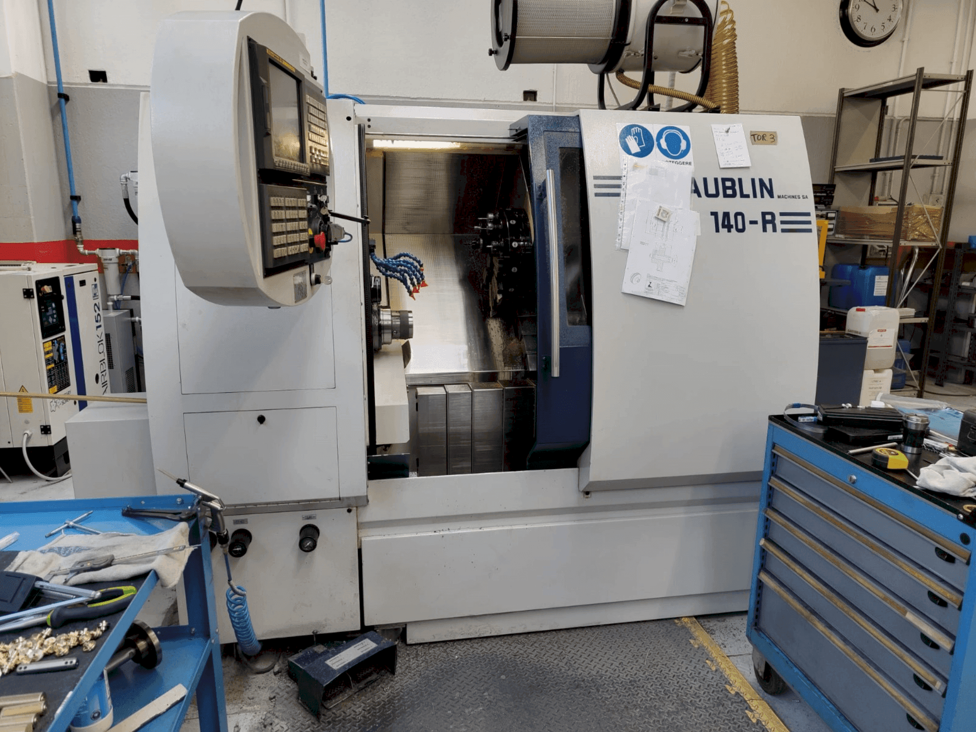 Prikaz stroja SCHAUBLIN 140R CNC sprijeda