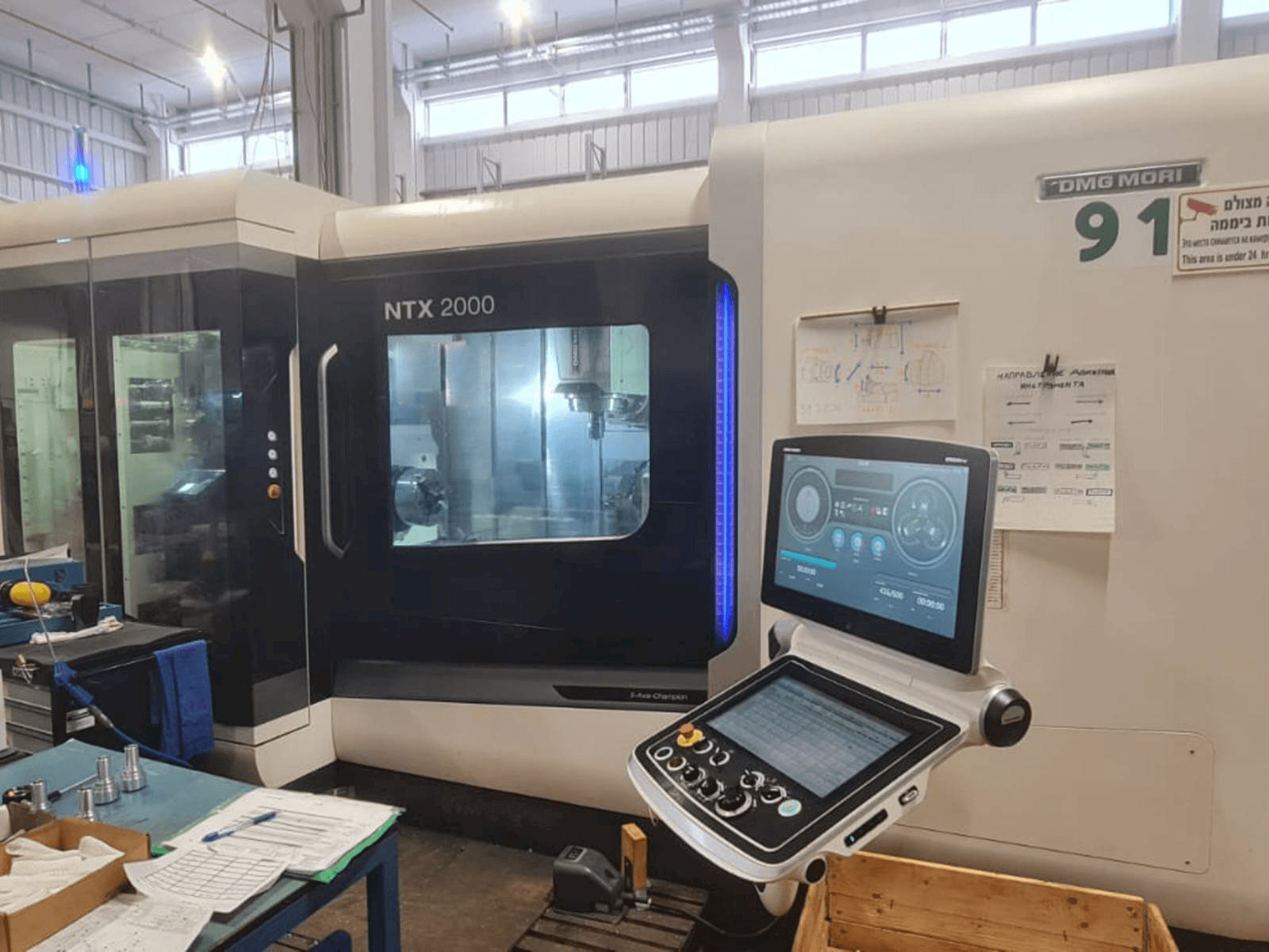 Prikaz stroja DMG MORI NTX 2000 sprijeda