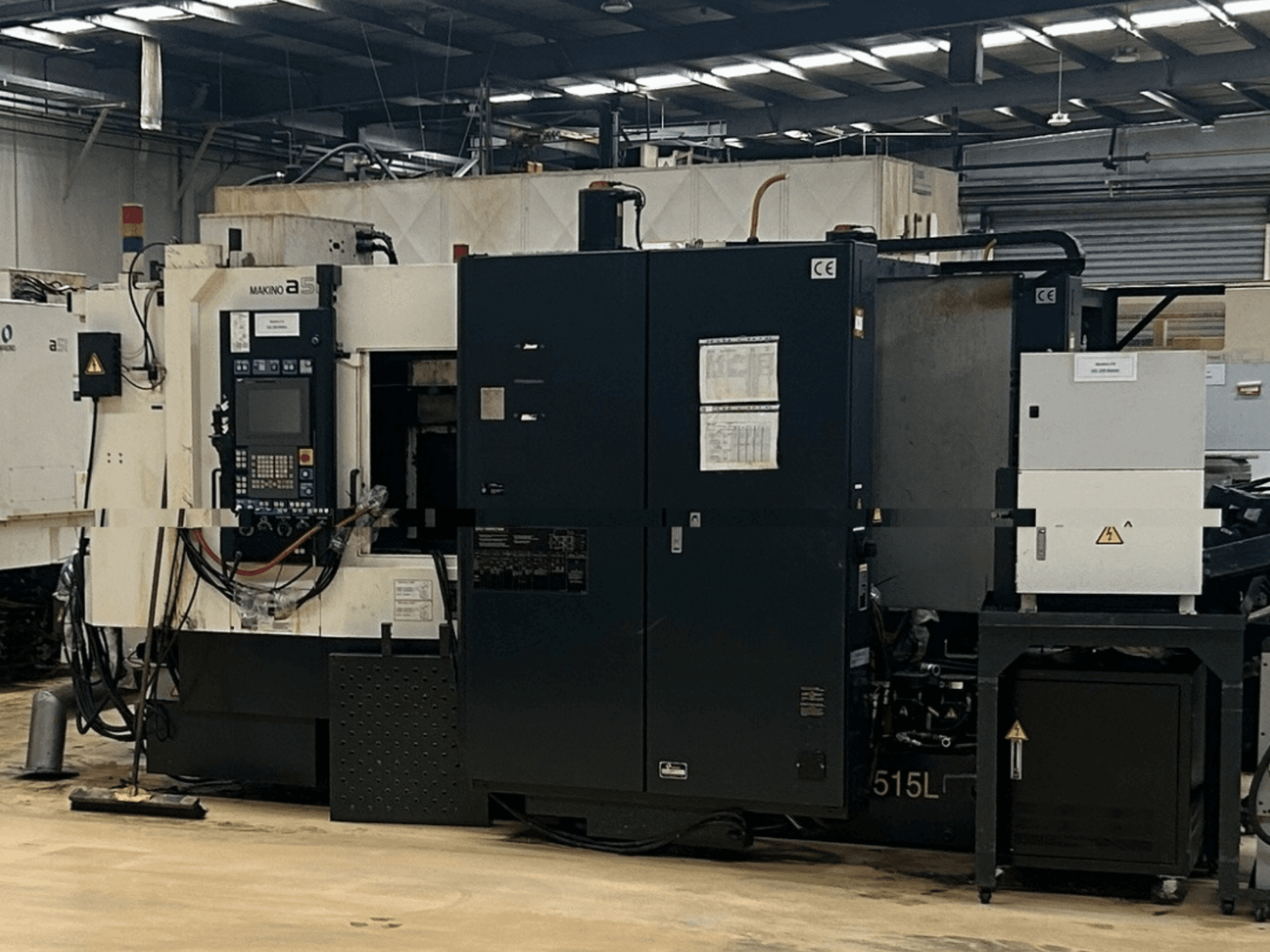 Horizontalni obradni centar Makino A51-5XR, prednji pogled s upravljačkom pločom, napajanjem i komponentama stroja.